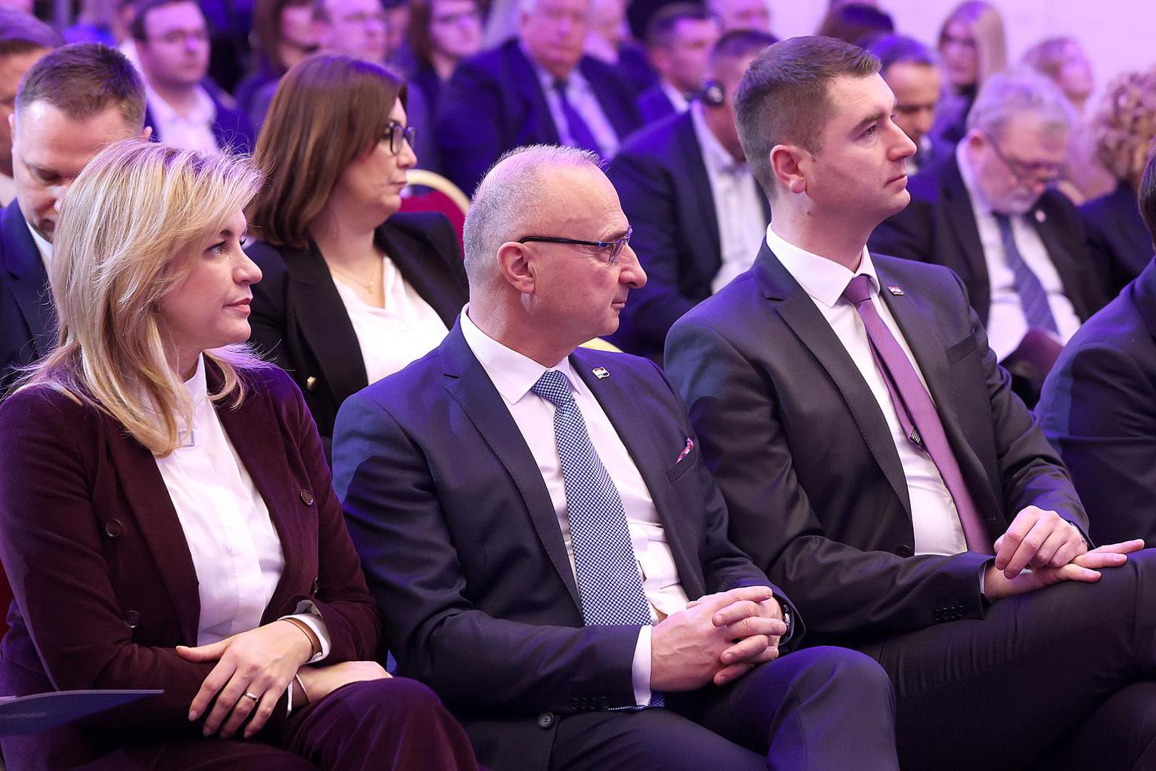 27.02.2023., Zagreb - Predsjednik HDZ-a i Vlade RH Andrej Plenkovic sudjelovao je na konferenciji Put oporavka (Road to Recovery) u organizaciji Klubova zastupnika Europske pucke stranke (EPP) u Europskom parlamentu i Odbora regija te Hrvatske demokratske zajednice. Nakon uvodnih govora potpredsjednika Kluba EPP-a Siegfried Muresana i predsjednika Udruge gradova, gradonacelnika Zeljka Turka, posebnim izlaganjima obratili su se zastupnik Karlo Ressler i potpredsjednica Komisije Dubravka Suica, a sredisnji govor o hrvatskom planu oporavka i otpornosti odrzao je predsjednik Vlade Andrej Plenkovic.  Photo: Goran Stanzl/PIXSELL
