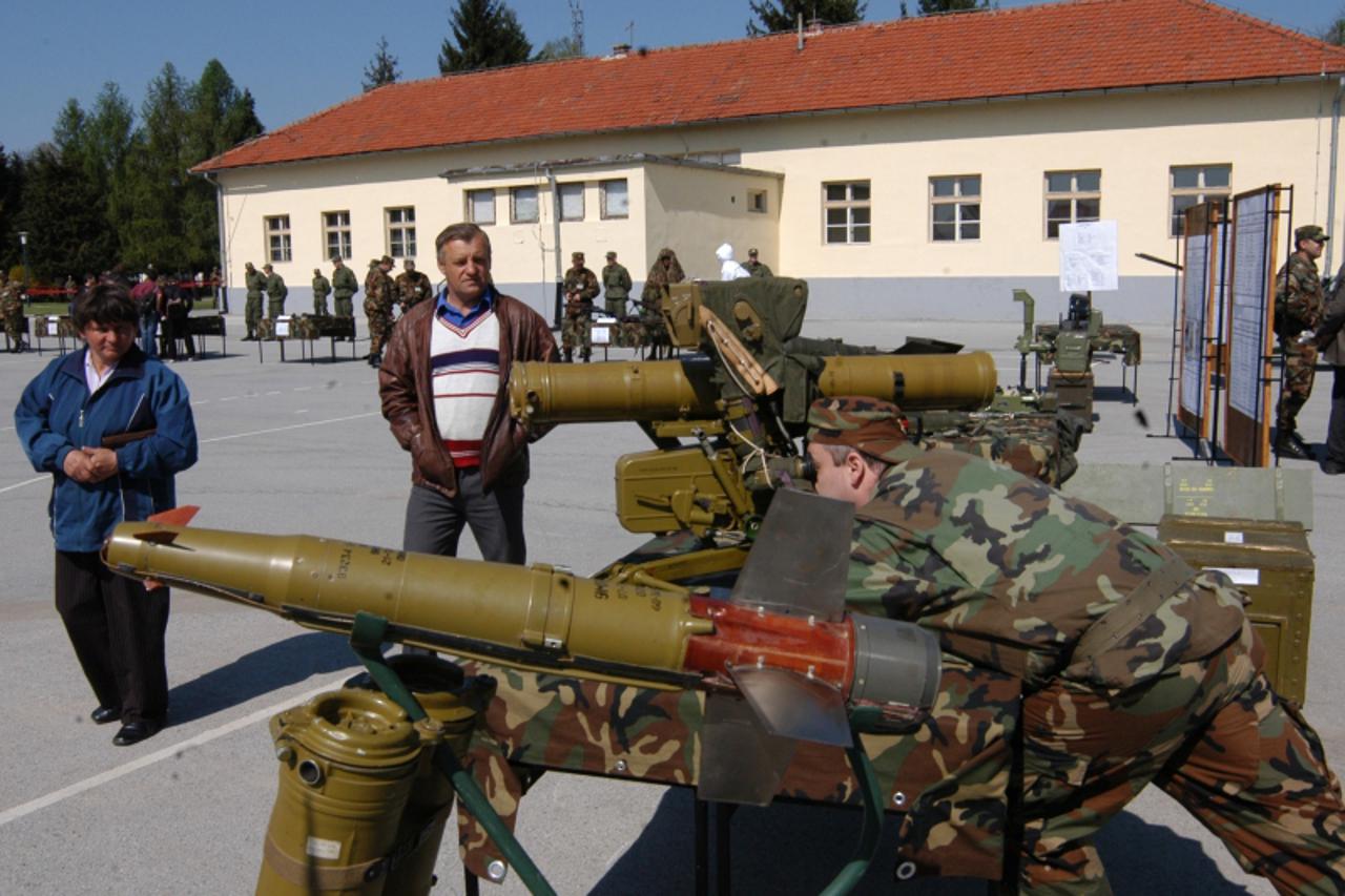 'pod 04 02 2008....koprivnica vojarna nece bit studentski kampus....koprivnica snimio: josip maljak'