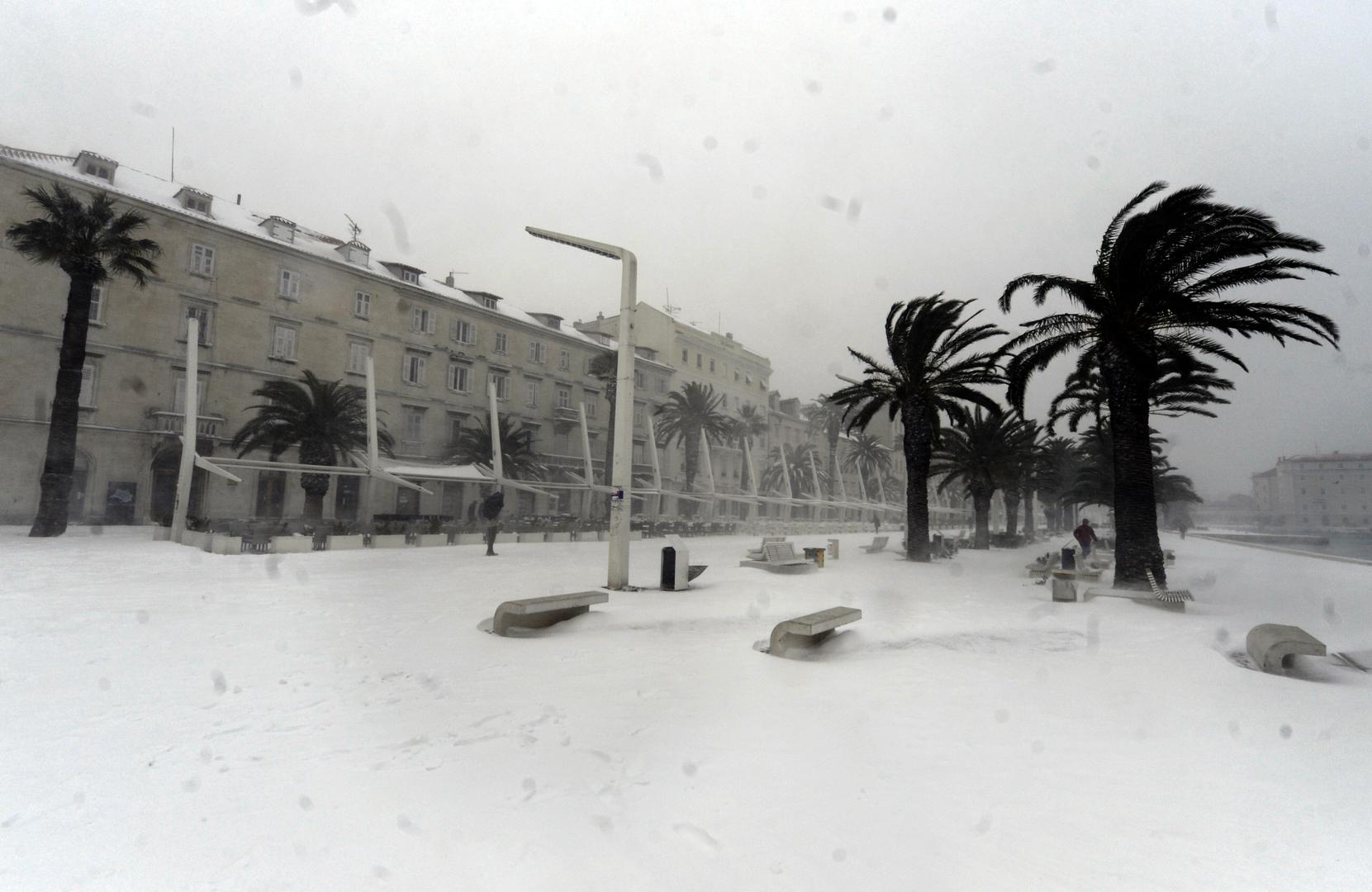 03.02.2012., Split - Grad se probudio pod bijelim pokrivacem i na -4 stupnja sto je bilo dovoljno da se proglasni "snjezni dan". Vrtici, skole, kao i institucije imaju opravdanje od gradonacelnika zbog neradnog dana, a gradjanima je savjetovano da ostanu u toplim domovima. Zametene terase kafica na rivi. Photo:Tino Juric/PIXSELL