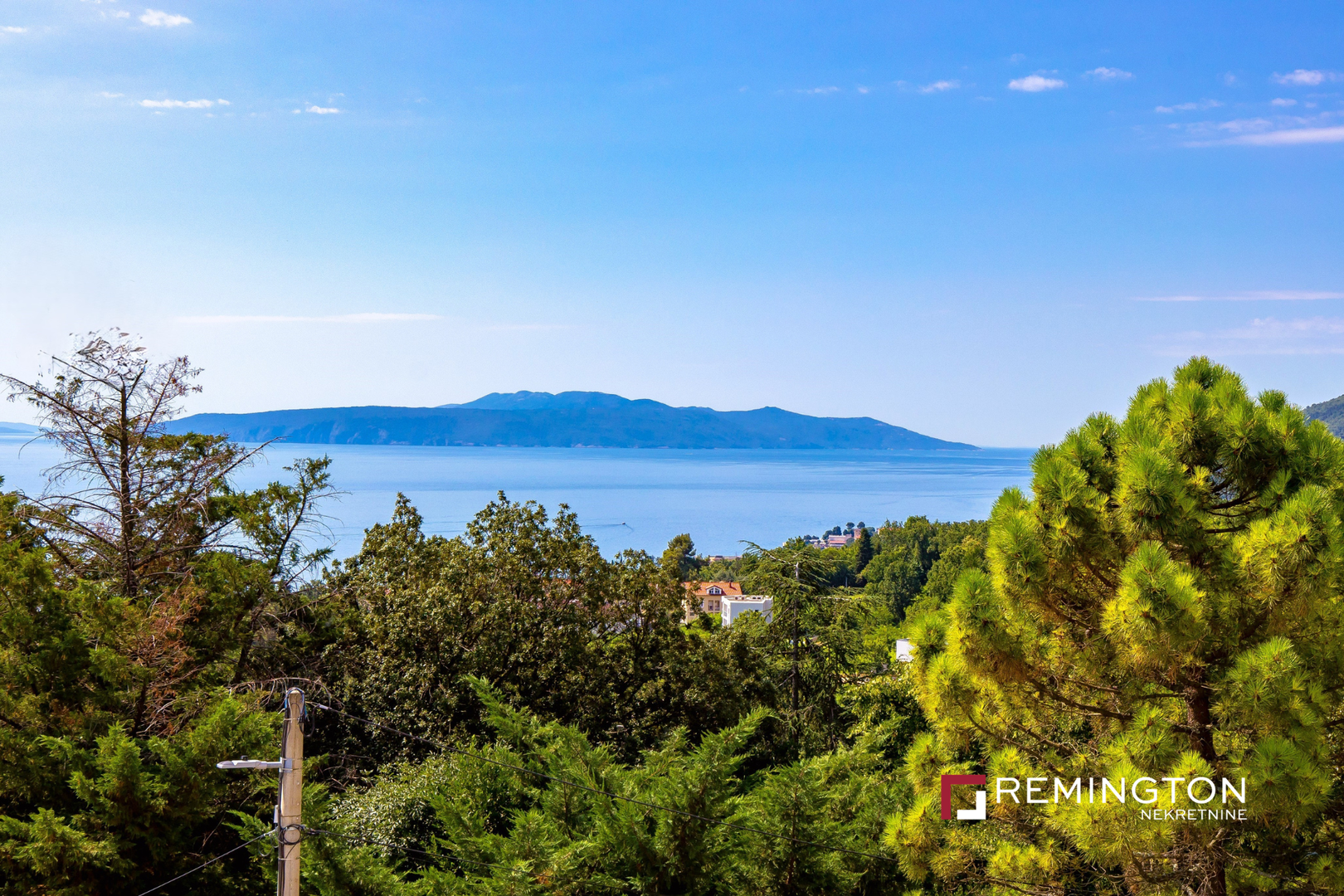 Nekretnina je smještena u mirnom i sigurnom okruženju, uz brz pristup svim ključnim sadržajima te pogled na Kvarnerski zaljev.