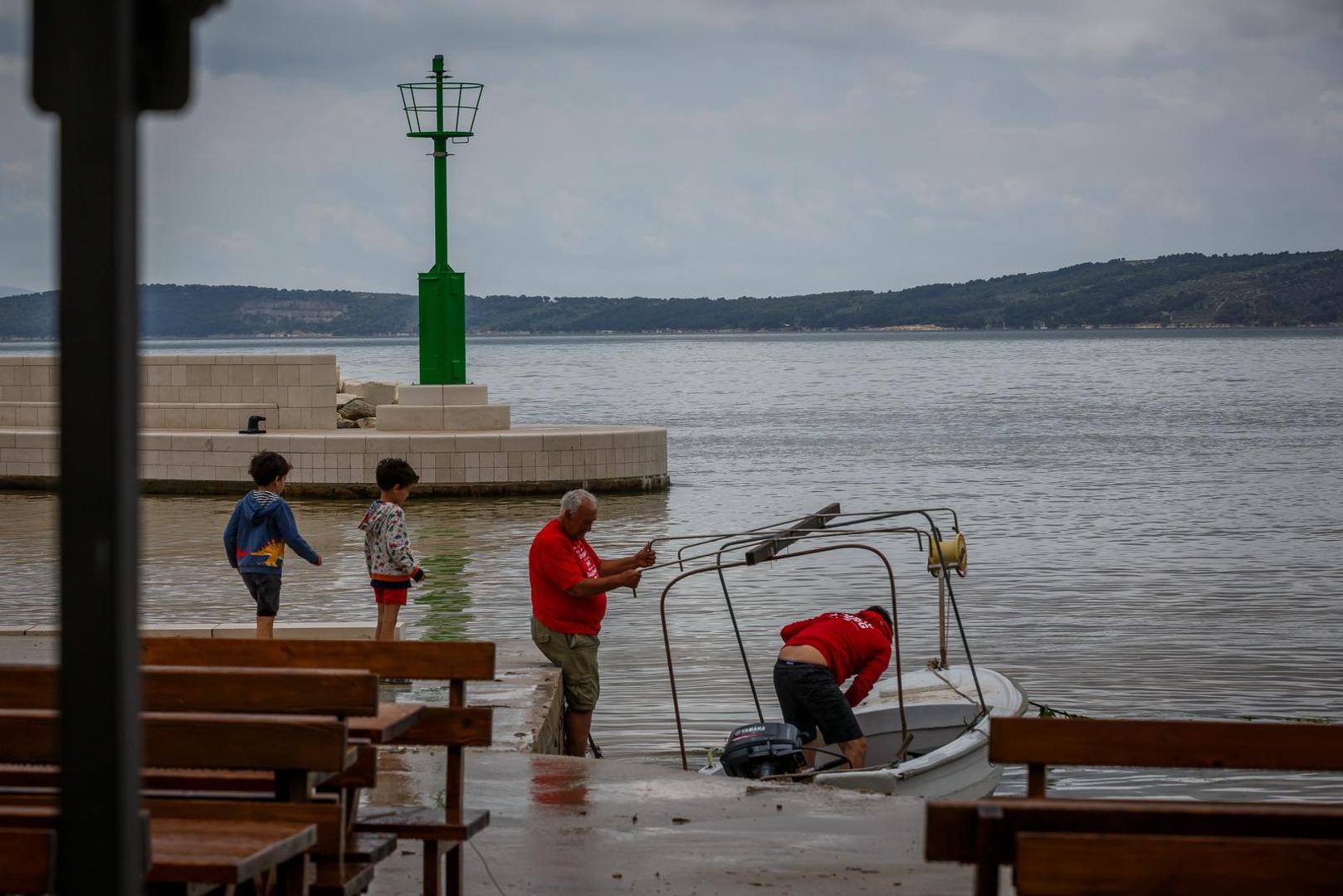 30.05.2022., Kastela - Tijekom jutra sire trogirsko i kastelansko podrucje zahvatilo je olujno nevrijeme s obilnom kisom, te su mnoge kuce i poslovni prostori poplavljeni. Photo: Zvonimir Barisin/PIXSELL