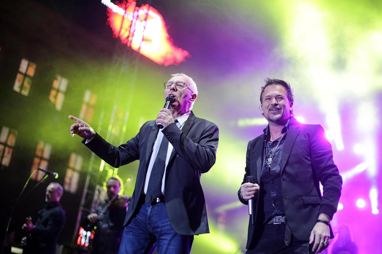 02.04.2016., Zagreb - Na Trgu bana Josipa Jelacic odrzan je koncert Gibonnija uz gostovanje Olivera Dragojevica, dar Hrvatskog Telekoma gradjanima u sklopu promocije paketa Magenta 1. Photo: Petar Glebov/PIXSELL