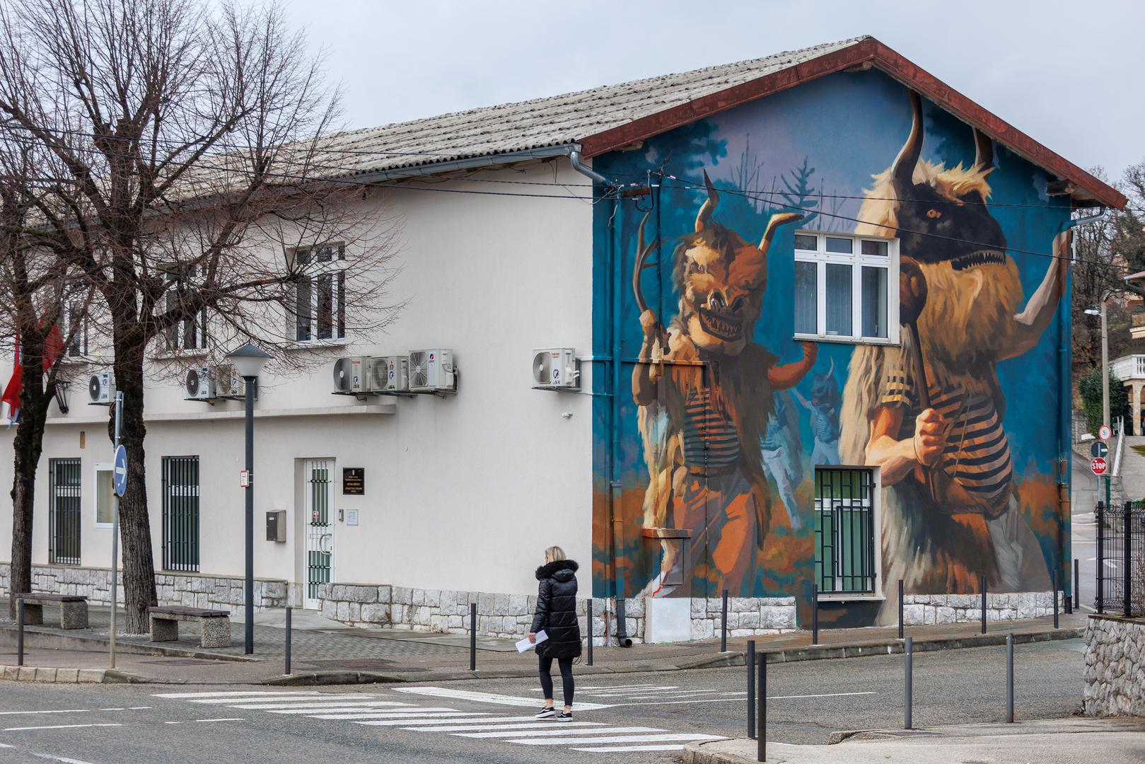 Smještena iznad Rijeke, Viškovo je od svog osnutka 1993. godine znatno poraslo, a prema popisu iz 2021. bila je najmnogoljudnija općina u Hrvatskoj s 16.084 stanovnika.