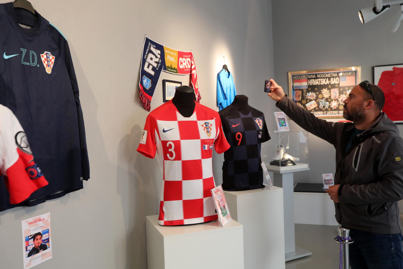 Otvorenje izložbe "Ovdje igra Hrvatska!" u galeriji Decumanus, na kojoj su izloženi dresovi i memorabilije naše reprezentacije iz kolekcije Mišela Budimilića.
