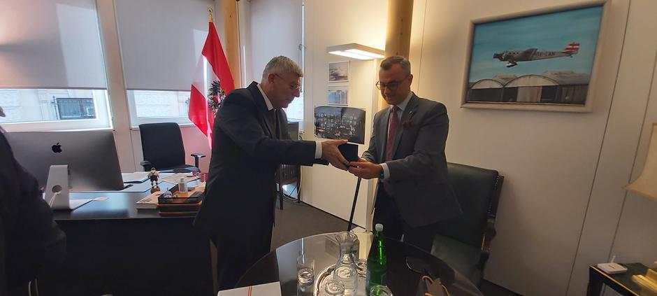 Reiner predaje Hoferu prigodni poklon