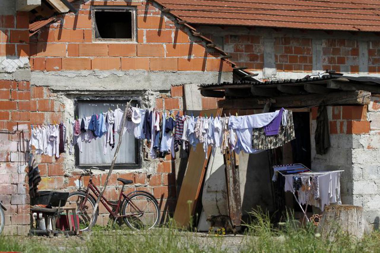 romi,romsko naselje lončarevo