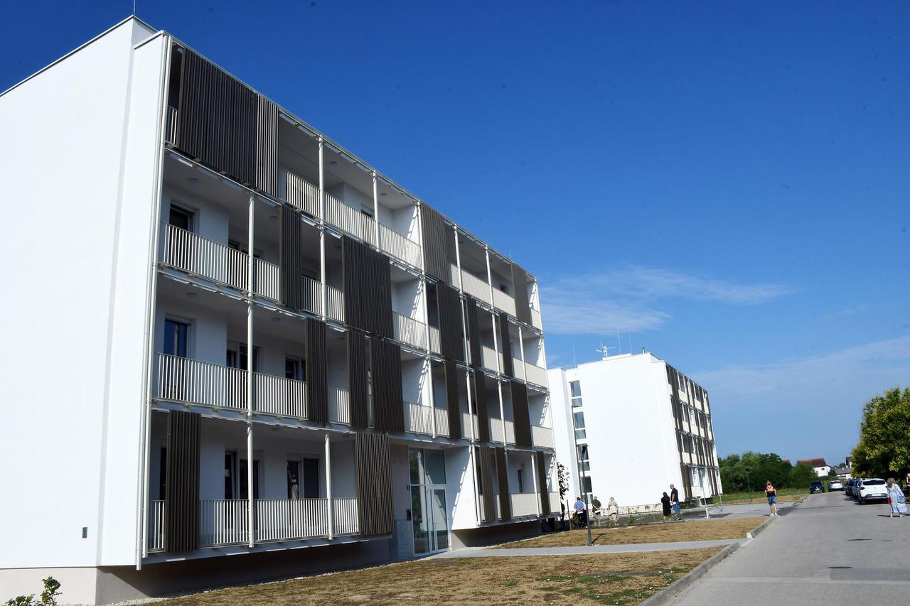 Sisak: Branko Bačić uručio ključeve korisnicima dviju novoizgrađenih višestambenih zgrada