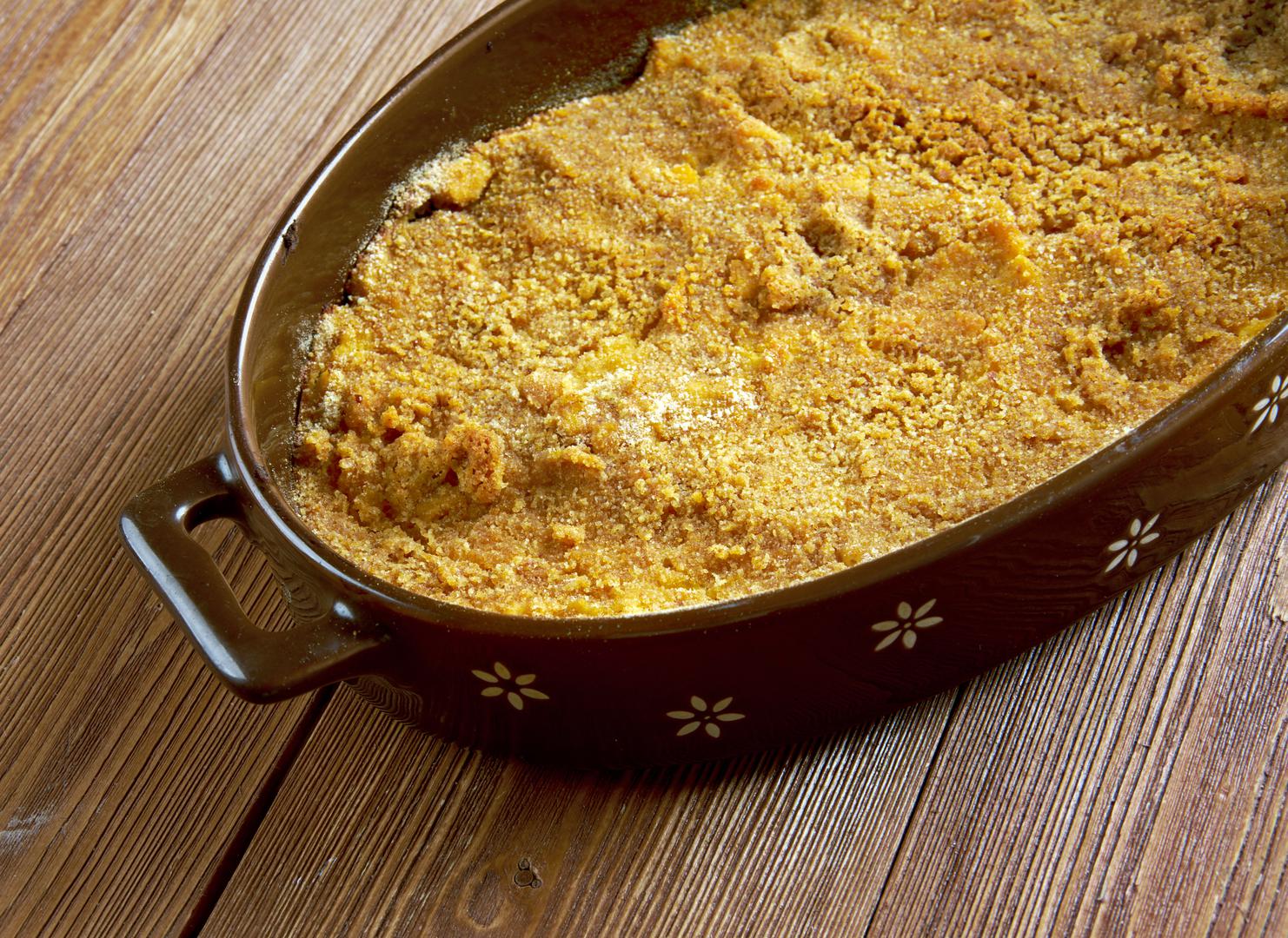 4. Lanttulaatikko (Finska): U Finskoj se najveći blagdanski obrok jede na Badnjak, kada su u središtu pozornosti pečena šunka, dimljena riba i salata od ukiseljene cikle. Jednako su važni i povrtni složenci koji se poslužuju uz meso, poput lanttulaatikka, začinjenog zapečenog jela od repe. Repa se najprije kuha i pasira, zatim se miješa s vrhnjem za kuhanje, krušnim mrvicama, muškatnim oraščićem i melasom prije pečenja. Za zlatnu i hrskavu koricu, dio mrvica pomiješanih s maslacem posipa se po vrhu prije nego što se jelo stavi u pećnicu.