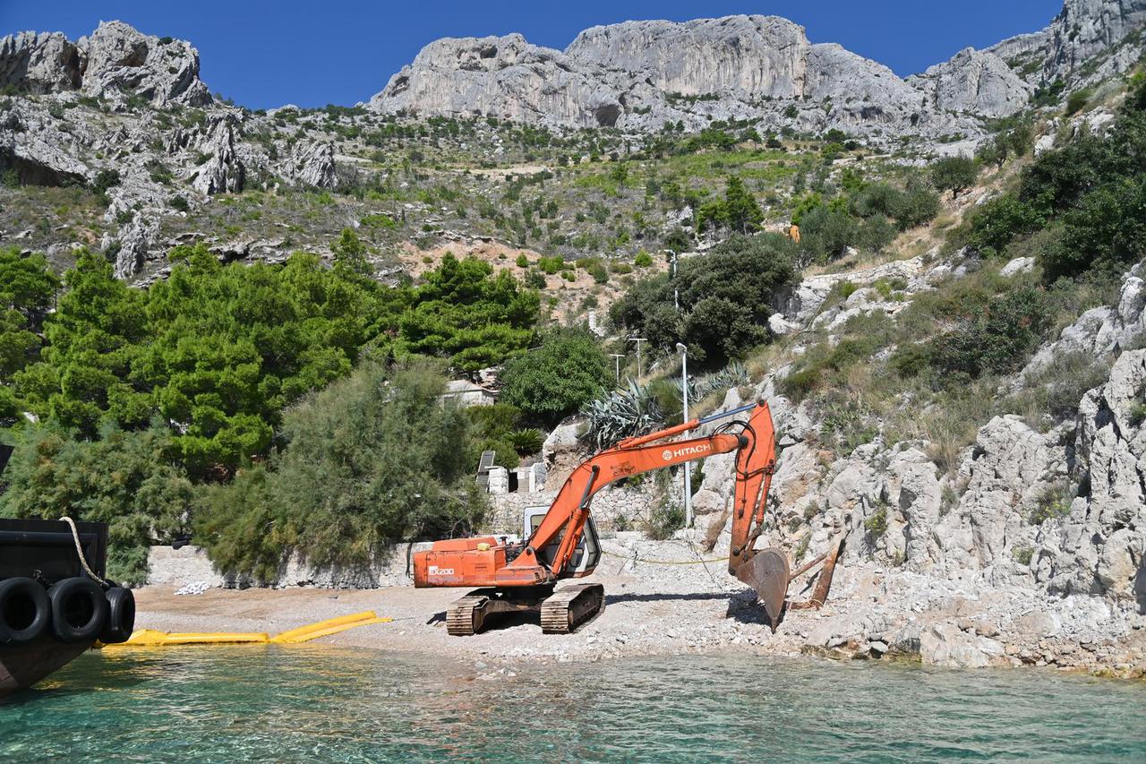 Nastavlja se rušenje bespravno izgrađenih objekata u uvali Vruja