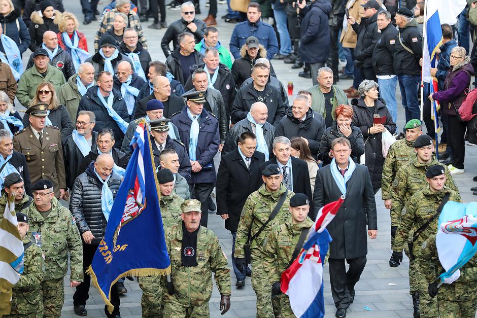 Kolona sjećanja krenula je prema Memorijalnom groblju hrvatskih branitelja iz Domovinskog rata