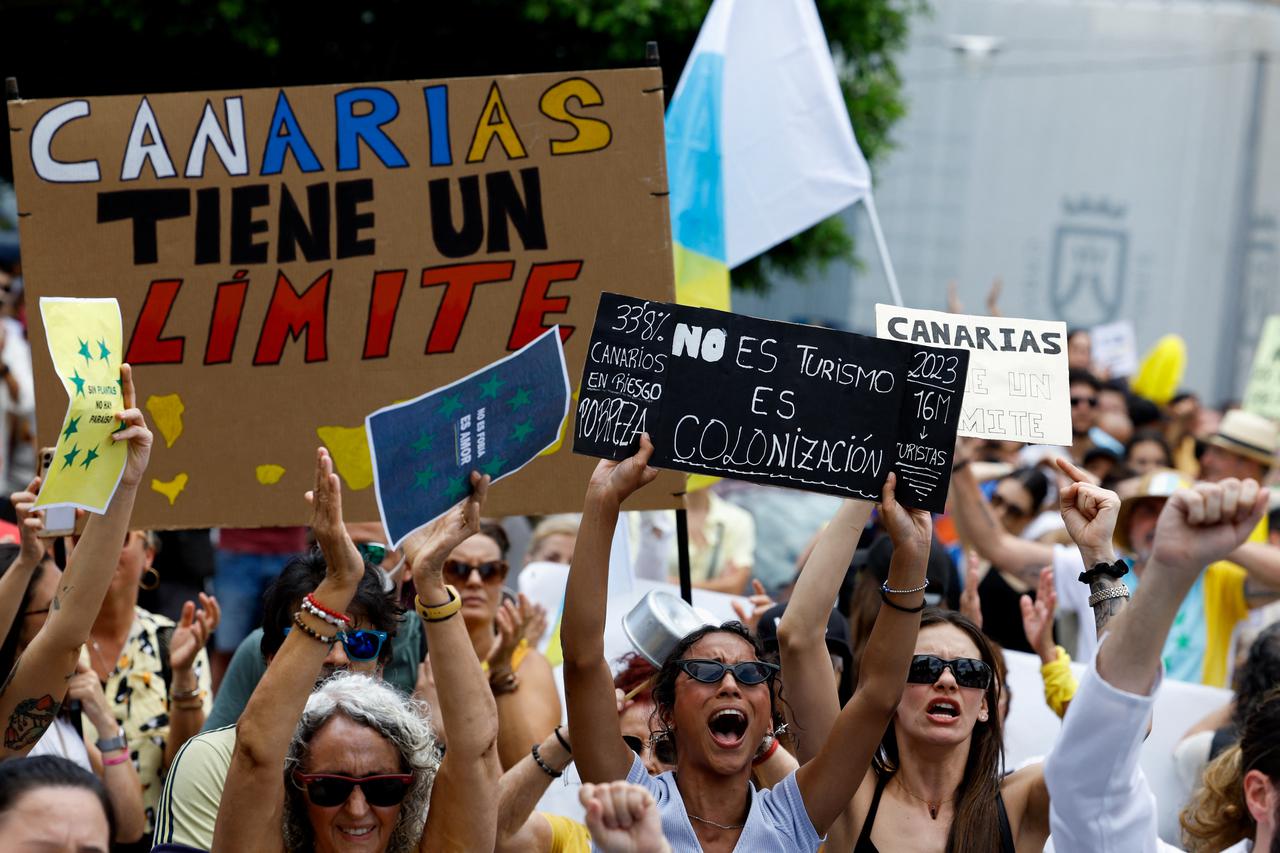 Demonstration for change in tourism model in Canary Islands, in Santa Cruz de Tenerife