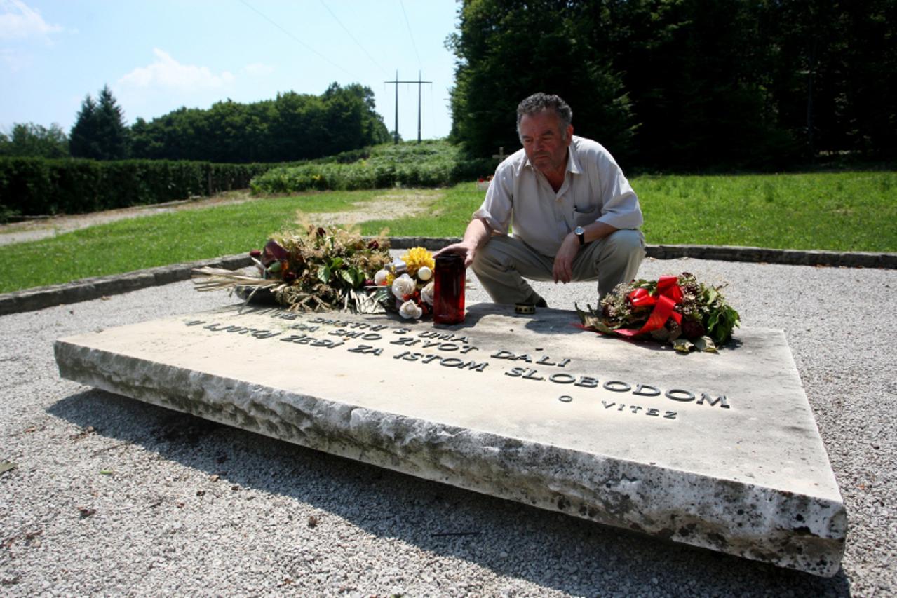 \'01.07.2010..Rakov potok  - Rakov potok , mjesto kraj Zagreba. Spomenik Omladinsko groblje koji se nalazi u sklopu mjesnog groblja. Zlatko Korencec kraj spomenika antifasistima. Photo: Boris Scitar/P