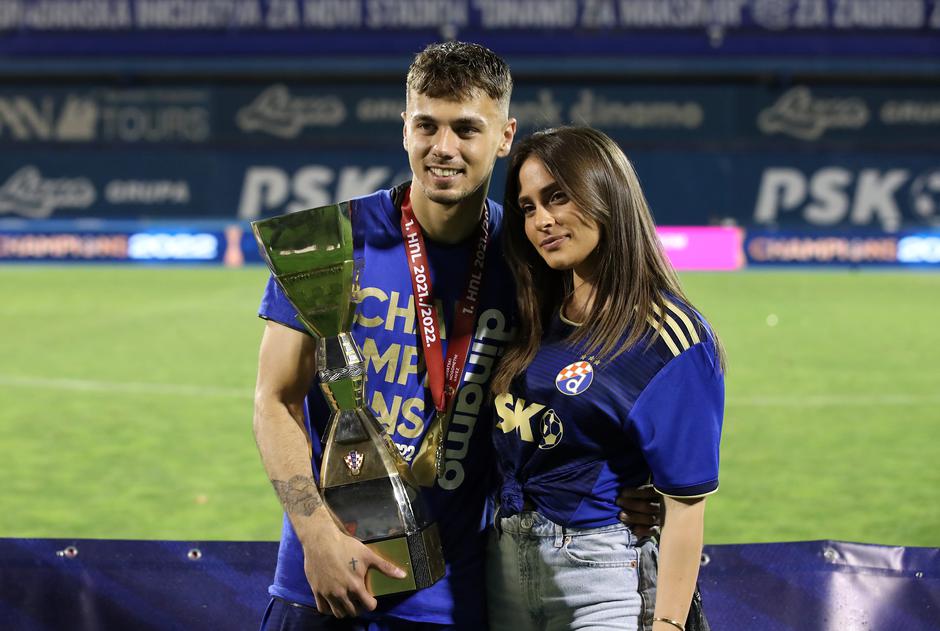 Nogometaši Dinama ponosno pozirali sa svojim obiteljima