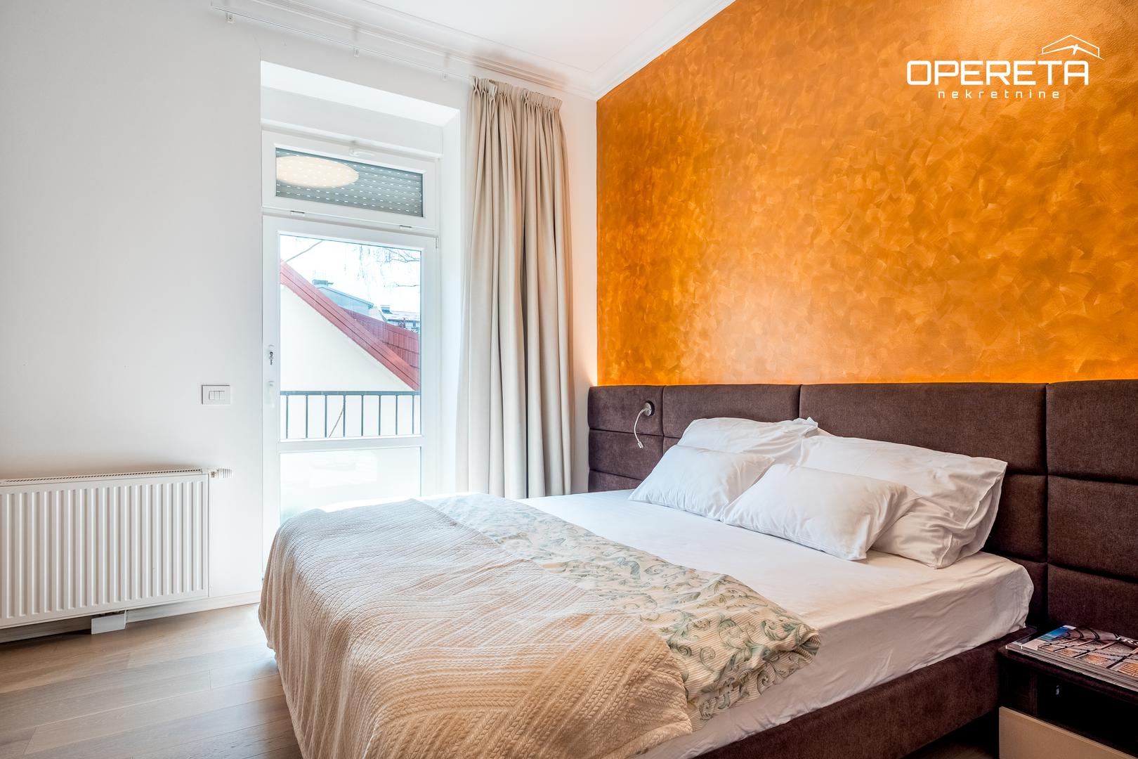 Odvojena kuhinja izrađena je po mjeri, vrhunske kvalitete, s obiljem elemenata i jasno vidljivim visokim ulaganjima u svaki segment.