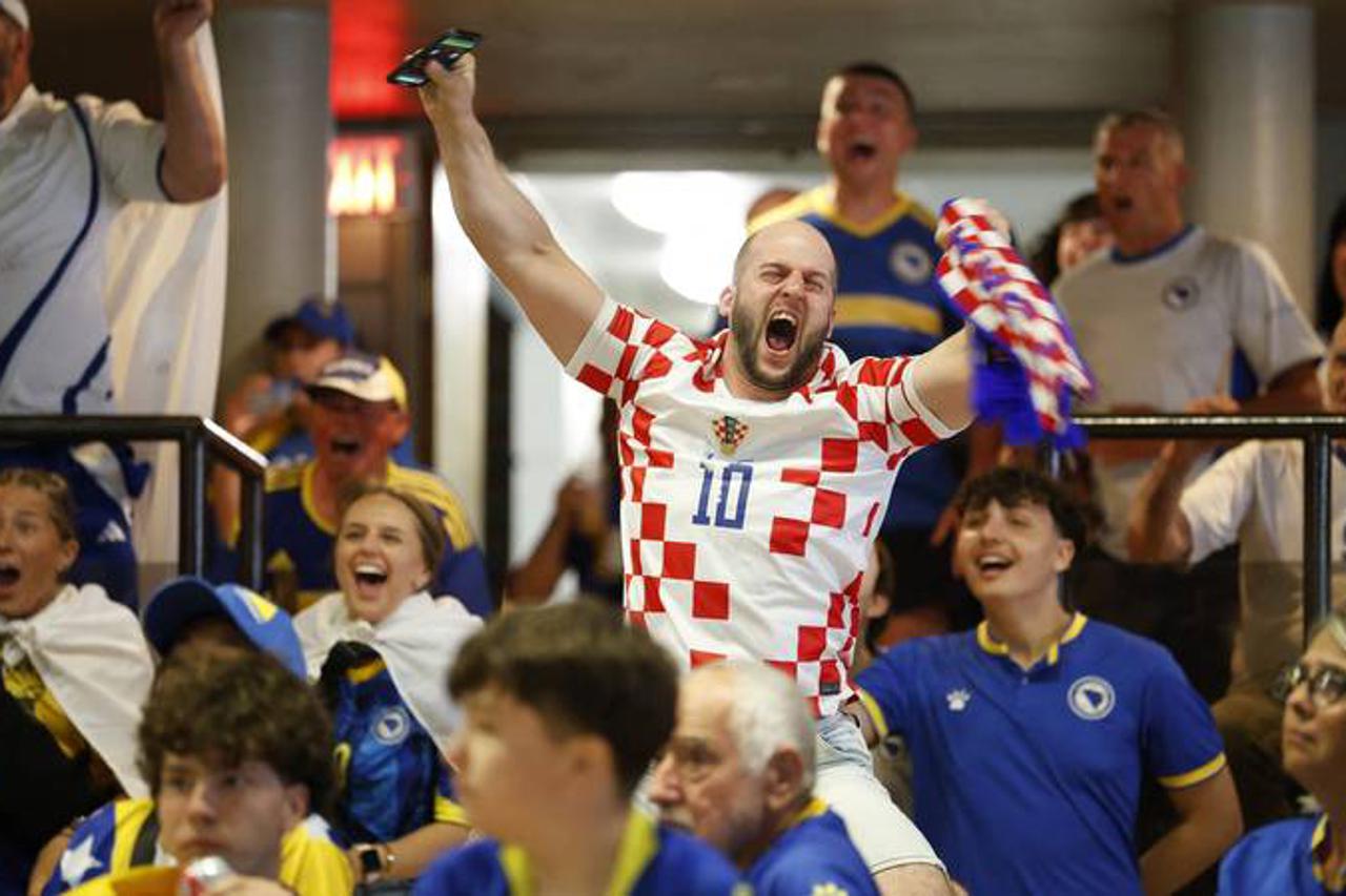 Feed/24Sata-Homepage/2026-23/2026-06-12T193500Z-2020491420-Up1Em6C1Iebpu-Rtrmadp-3-Soccer-Worldcup-Can-Bih-Fans.Jpg