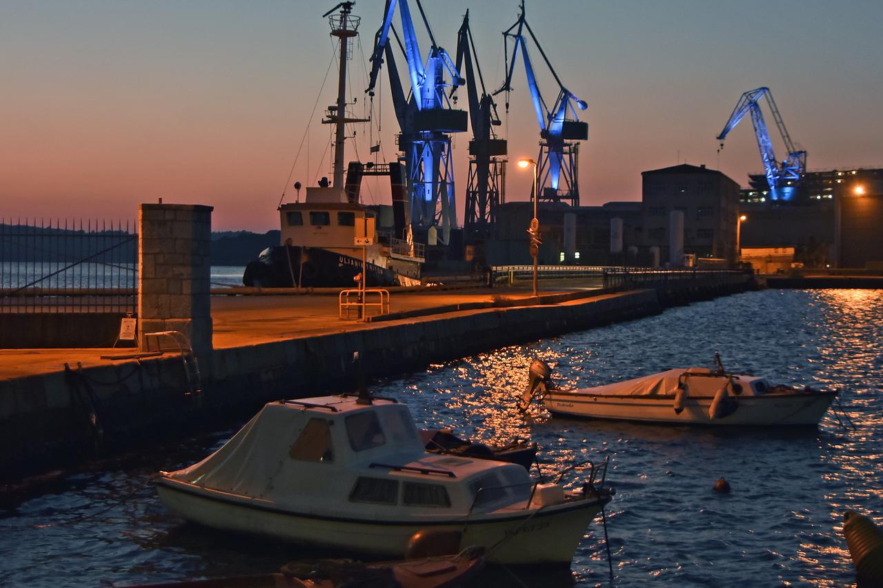 Pula: Uljanikove dizalice obasjane plavim svijetlom