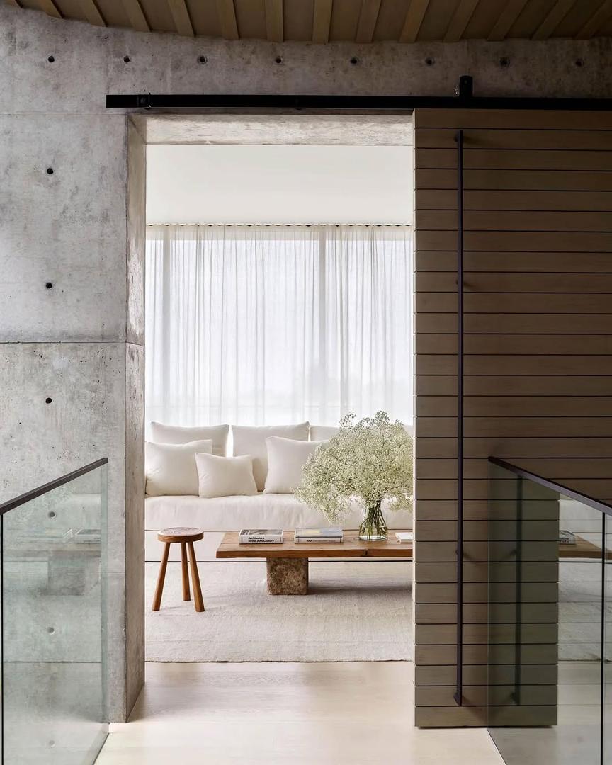 Kuća od oko 750 kvadrata prostire se na tri etaže i uključuje pet spavaćih soba, osam kupaonica, prostrani dnevni boravak s kuhinjom i blagovaonicom, infinity bazen, lounge zonu s kaminom te više terasa. Poseban detalj je podzemna kuglana s dvije staze, rijetkost čak i među luksuznim kalifornijskim vilama.