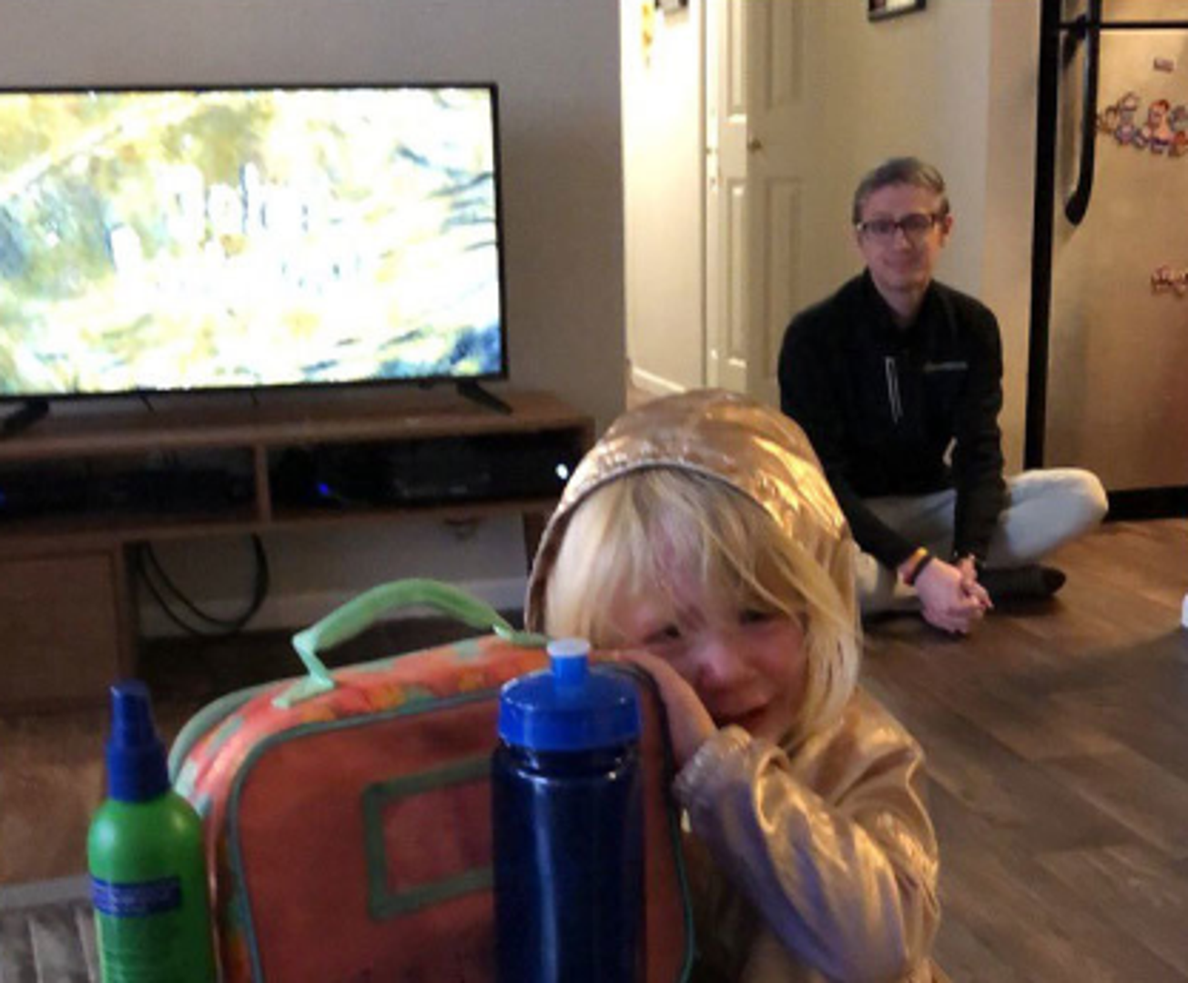 Ponekad stvarno djeca imaju bizarne razloge za suze, a ova djevojčica je pravi dokaz - plakala je jer mama jede kisele krastavce.
