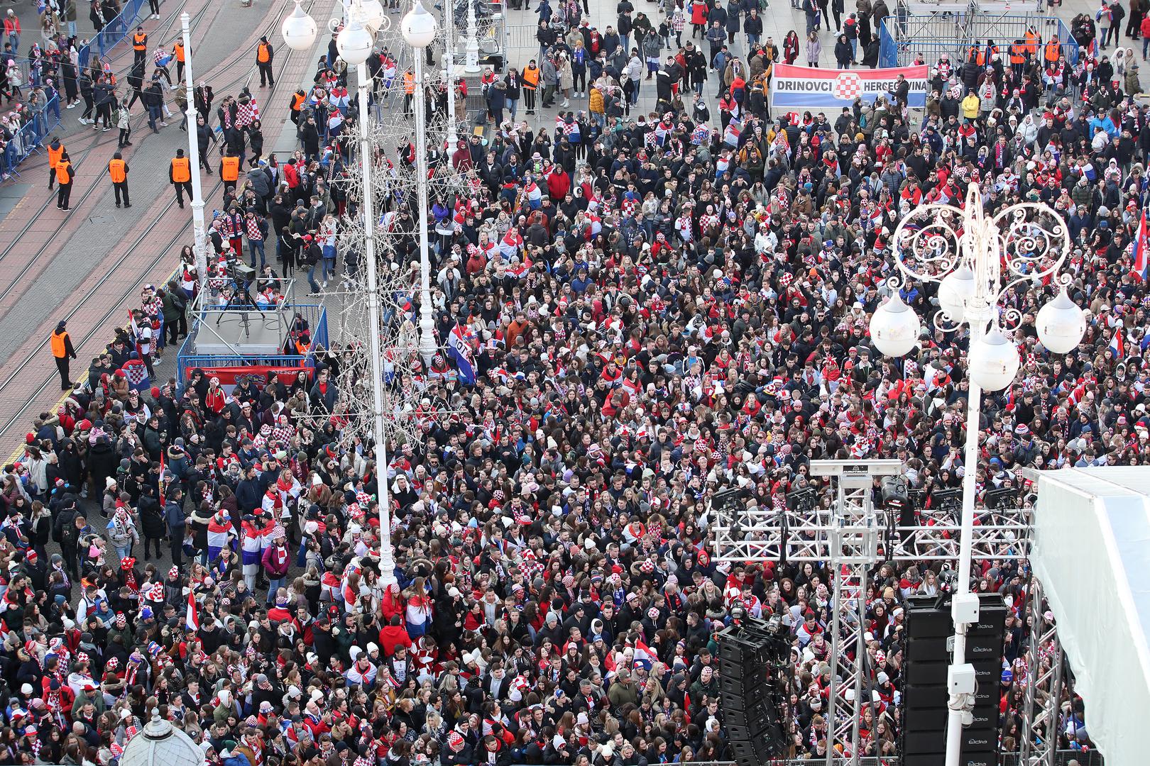18.12.2022., Zagreb - Navijaci su na Trgu vec poceli zauzimati mjesta za docek Vatrenih. Photo: Luka Stanzl/PIXSELL