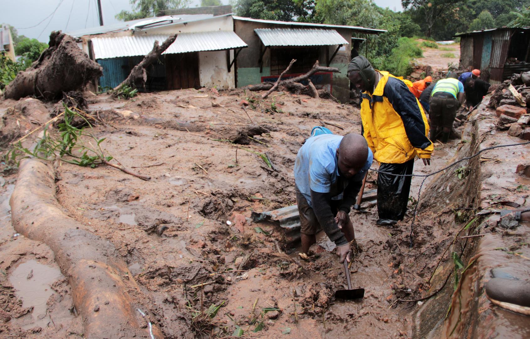 Men dig in search of survivors and victims in the mud and debris left by Cyclone Freddy in Chilobwe, Blantyre, Malawi, March 13, 2023. REUTERS/Eldson Chagara. Photo: Eldson Chagara/REUTERS