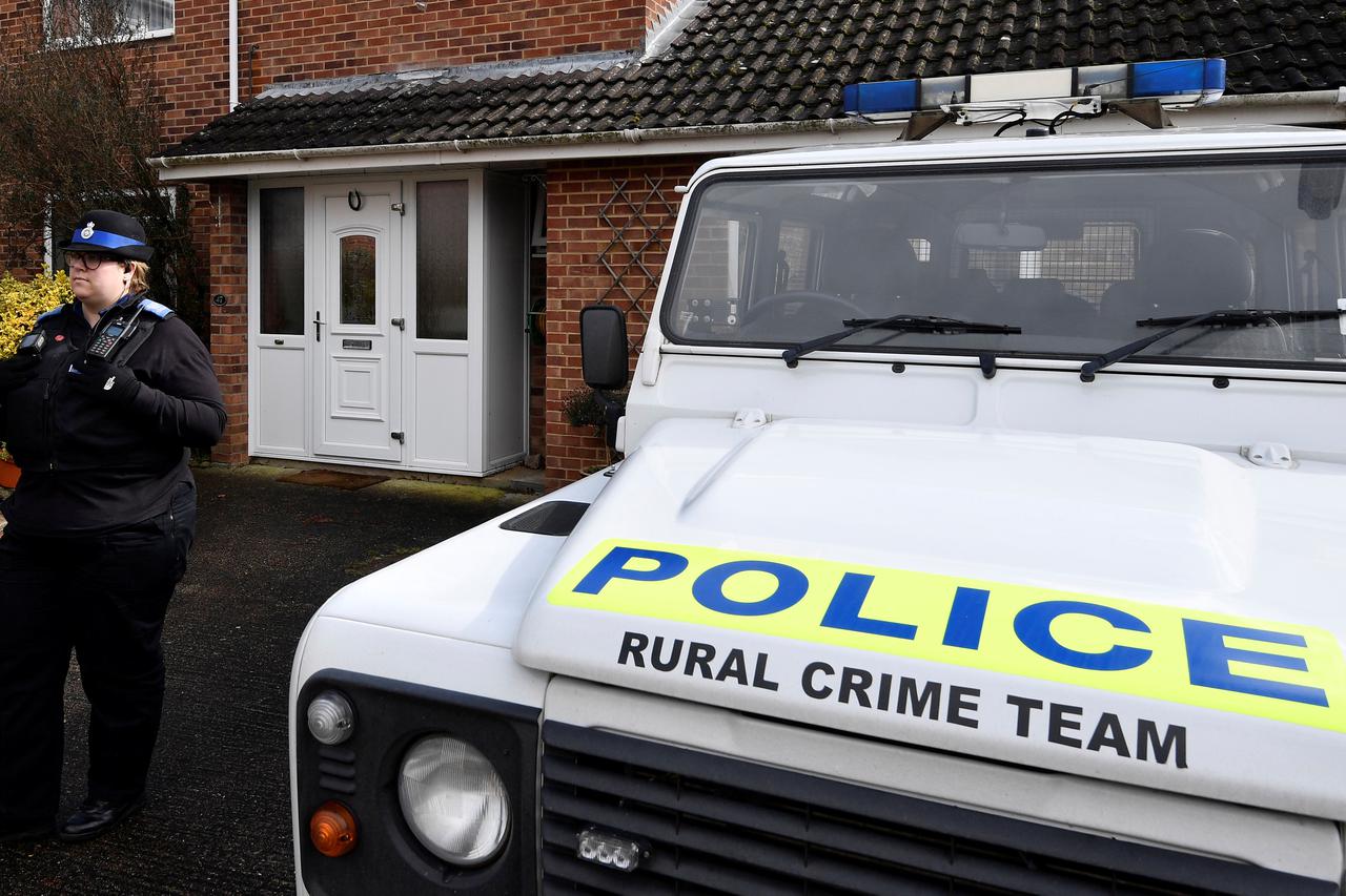 Policija ispred doma Sergeja Skripala