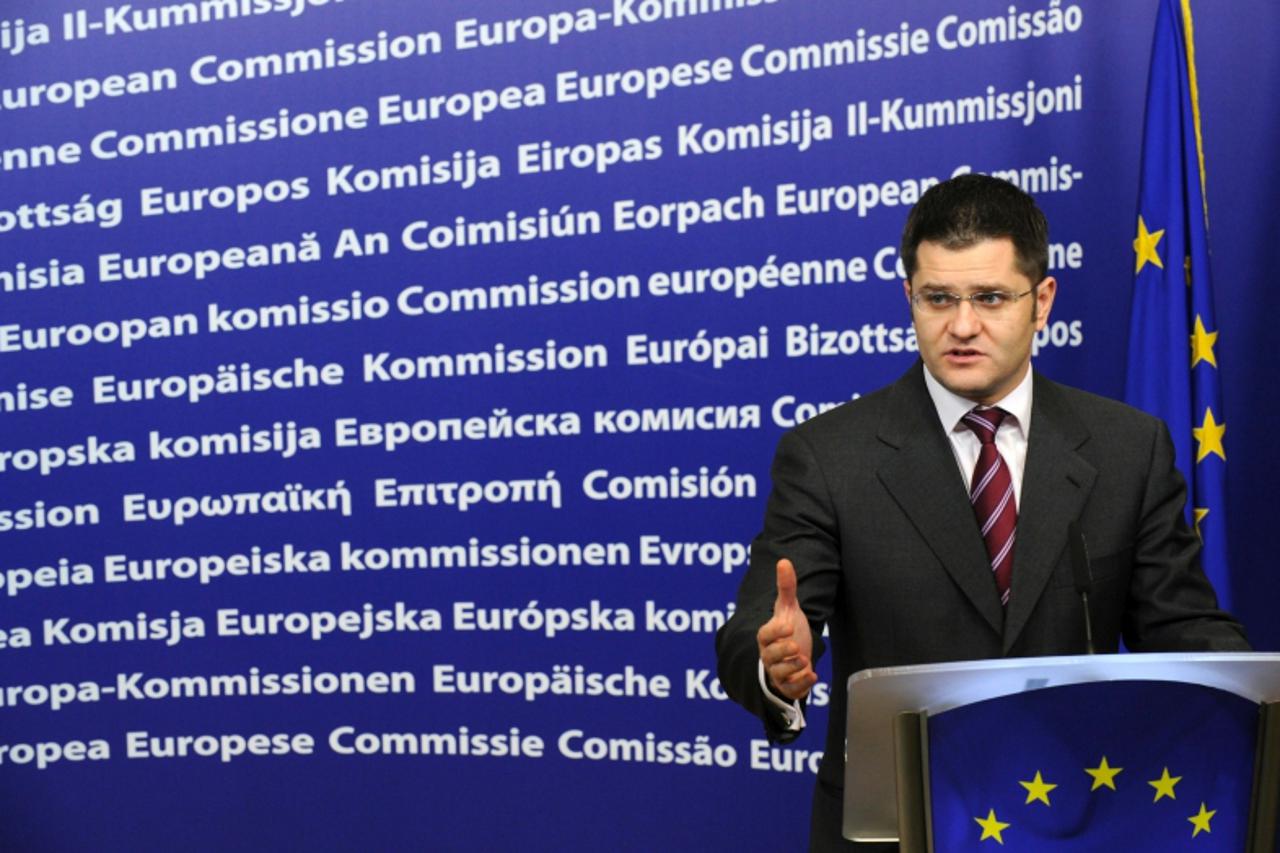 \'Serbian foreign minister Vuk Jeremic (L) and European Enlargement commissioner Olli Rhen give a point press on on the adherence to Euroepan Union after their bilateral meeting on November 5, 2009, i