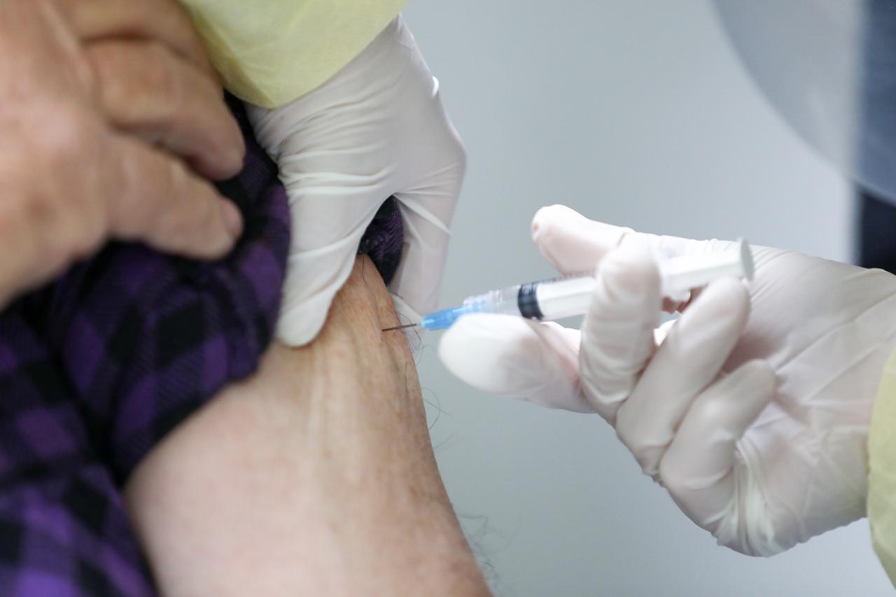 Sarajevo: Masovno cijepljenje građana protiv koronavirusa u dvorani Zetra