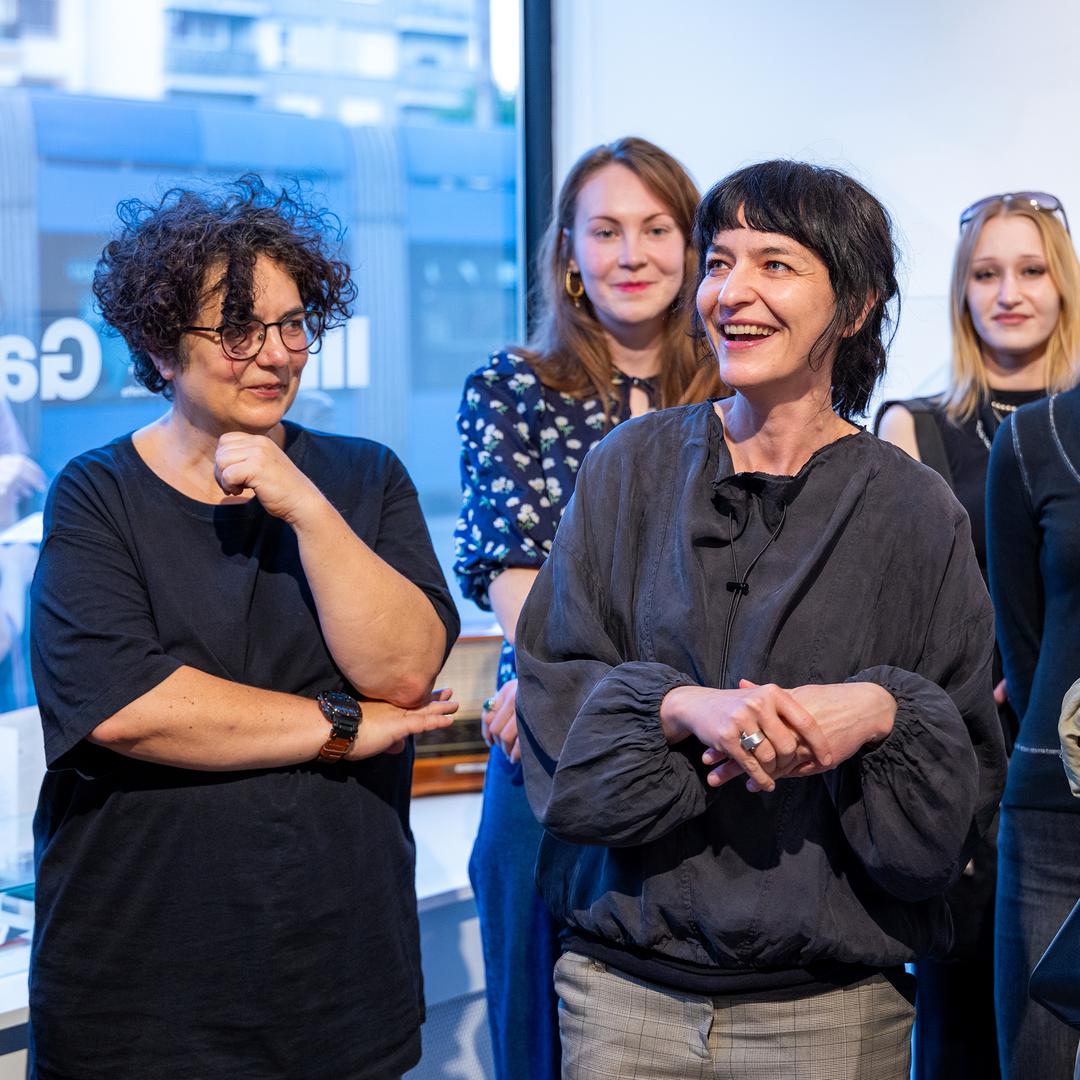 "Lijepo je vidjeti ovako velik broj mladih. Želim naglasiti taj moment jer u muzeju mladih nema često i pogotovo u tako velikom broju", rekla je Željka Miklošević, jedna od voditeljica participativnog projekta. Miklošević se osvrnula na ciljeve, svrhe i sam razvoj projekta: "Nama nije bio cilj educirati buduće kustose, nego otvoriti zbirke mladima da sami istraže značenja koja su njima bliska. Krenuli smo s velikom nepoznanicom. Projekt smo započeli s upoznavanjem te pitanjima što vi mislite, što biste htjeli reći, što biste izabrali. To su nam bili osnovni okviri i pitanja s kojima smo nekako, iz tjedna u tjedan, došli do ovoga. Nije bilo potrebno predznanje, nije bilo potrebno ono stručno znanje ili vizija, nego samo otvoreni um, dobra komunikacija i timski rad što ja mislim da je sjajno postignuto", zaključila je Miklošević

