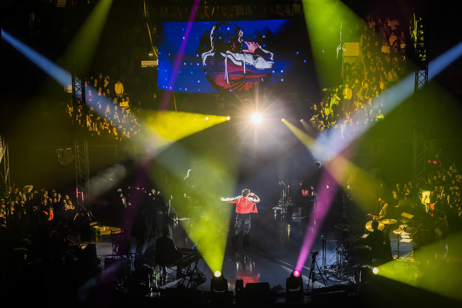 Riječ je o liftu belgijske tvrtke koja osigurava tehnička rješenja na turnejama svjetskih zvijezda, među kojima su Robbie Williams, Bad Bunny i The Rolling Stones. Grandiozna 360° pozornica, postavljena u središtu dvorane, dodatno je pojačala vizualni doživljaj i omogućila publici da koncert jednako intenzivno prati iz svih dijelova dvorane.