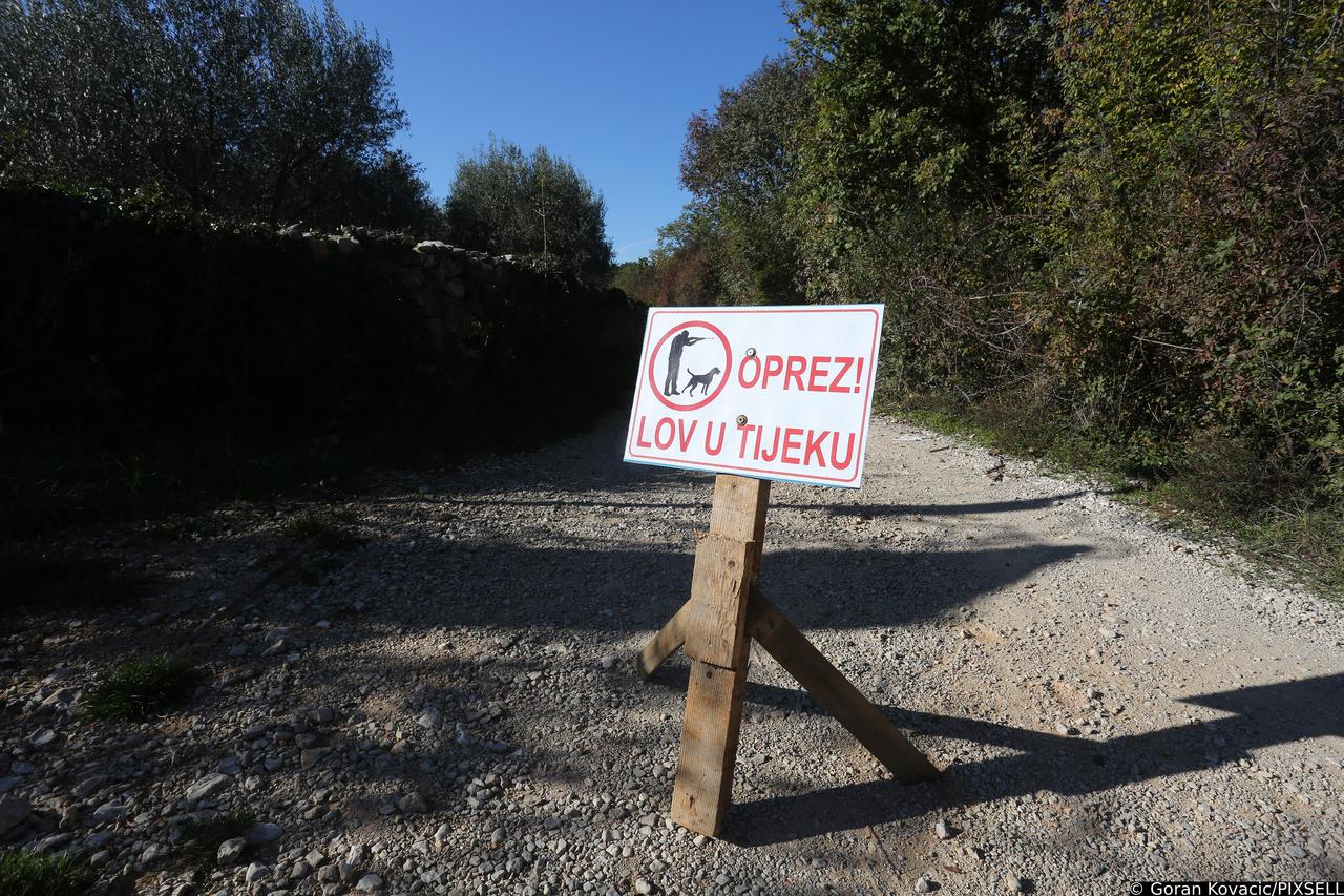 Krk: Ploča s upozorenjem da je lov u tijeku 
