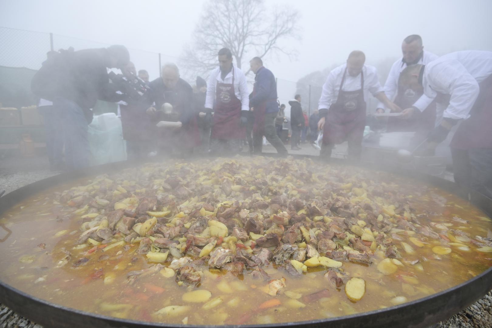 U organizaciji grada Oroslavja u sklopu adventa pripremljena je najveća peka na svijetu od 200 kg mesa, 150 krumpira i 50 kila povrća. 

Photo: Igor Soban/PIXSELL
