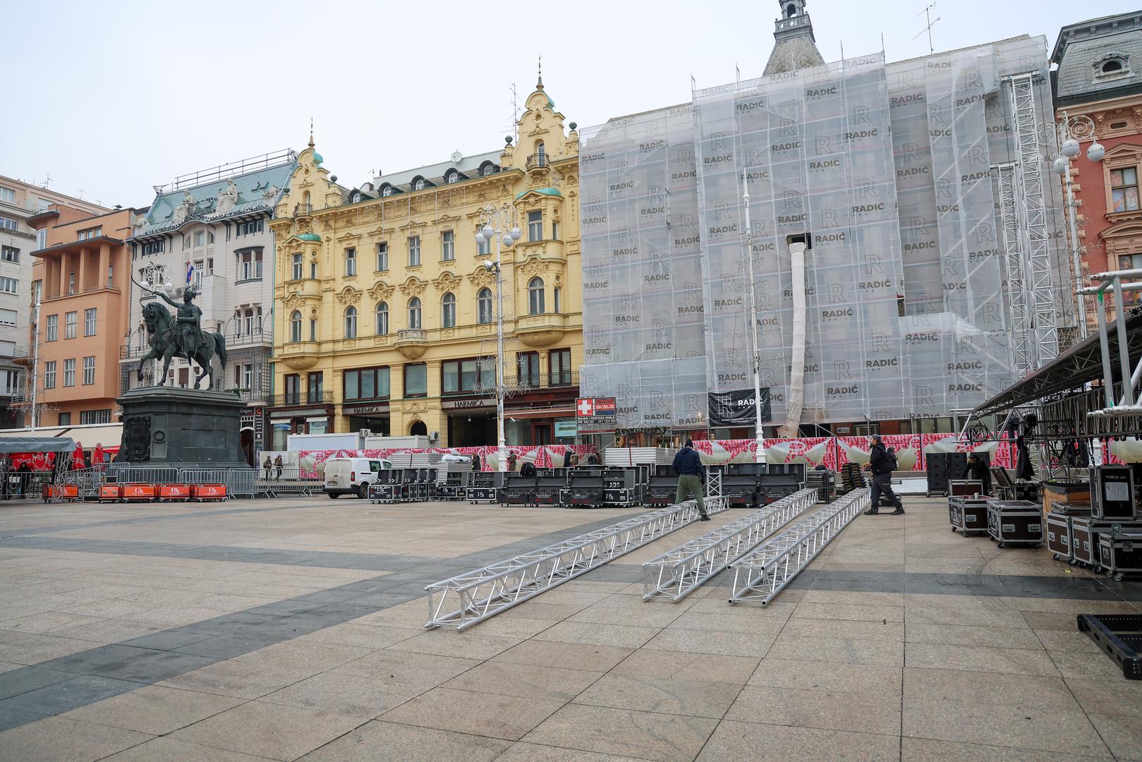 Na središnjem Trgu bana Jelačića nas očekuju glazbene zvijezde: Idem, Luzeri, Elemental te Dubioza kolektiv. Kroz večer će nas voditi Martina Validžić, novinarka i autorica putopisnih dokumentaraca. Doček Nove godine organiziraju Grad Zagreb i Turistička zajednica Grada Zagreba.