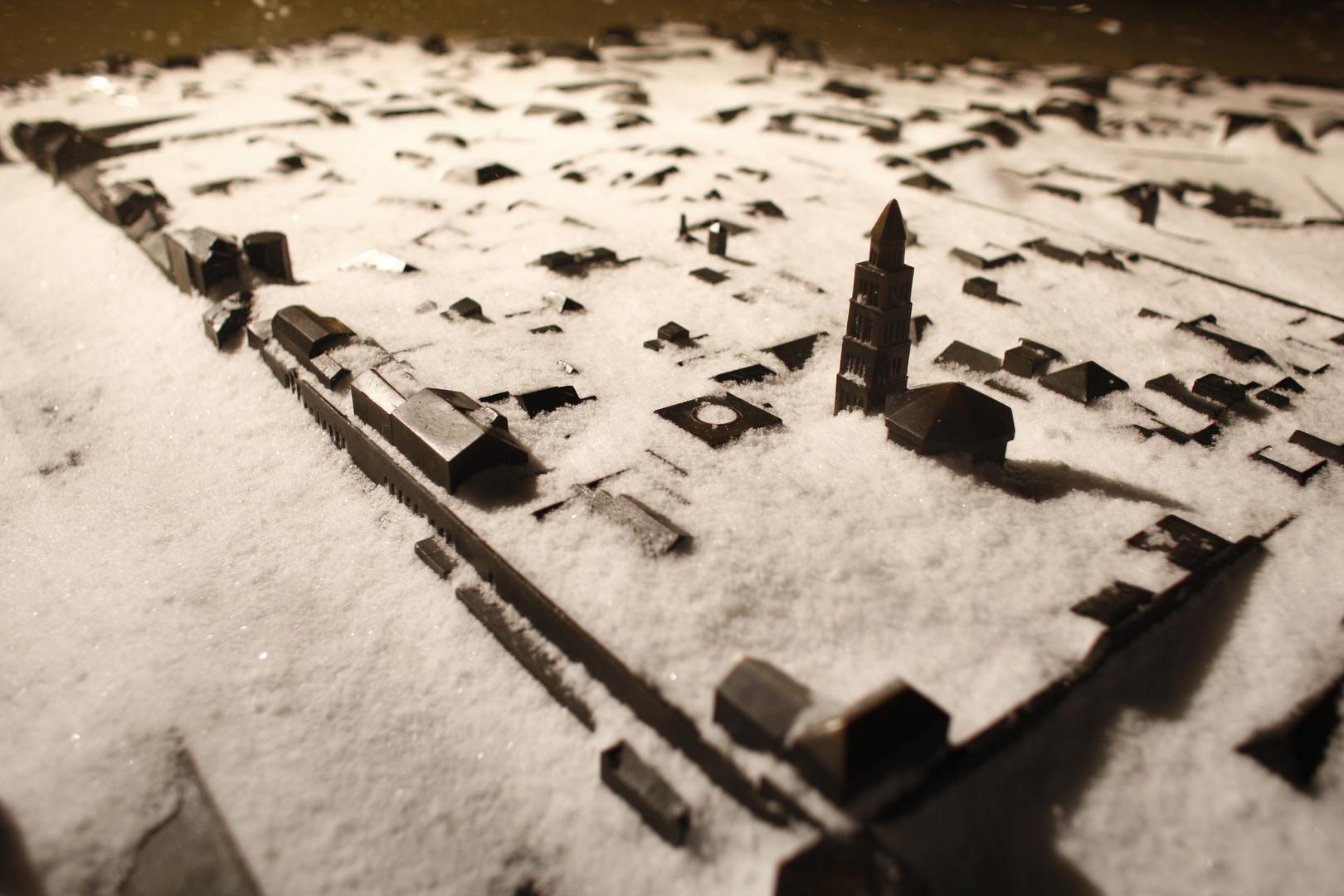 03.02.2012., Split - Grad se probudio pod bijelim pokrivacem i na -4 stupnja sto je bilo dovoljno da se proglasni "snjezni dan". Vrtici, skole, kao i institucije imaju opravdanje od gradonacelnika zbog neradnog dana, a gradjanima je savjetovano da ostanu u toplim domovima. Riva. rPhoto: Ivo Cagalj/PIXSELL