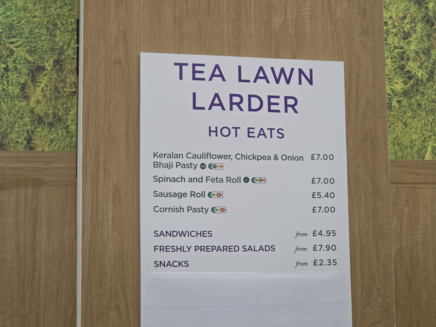 U blizini je i 'čajanka' Tea Lawn Larder gdje se osim čaja mogu kupiti i sendviči i piće