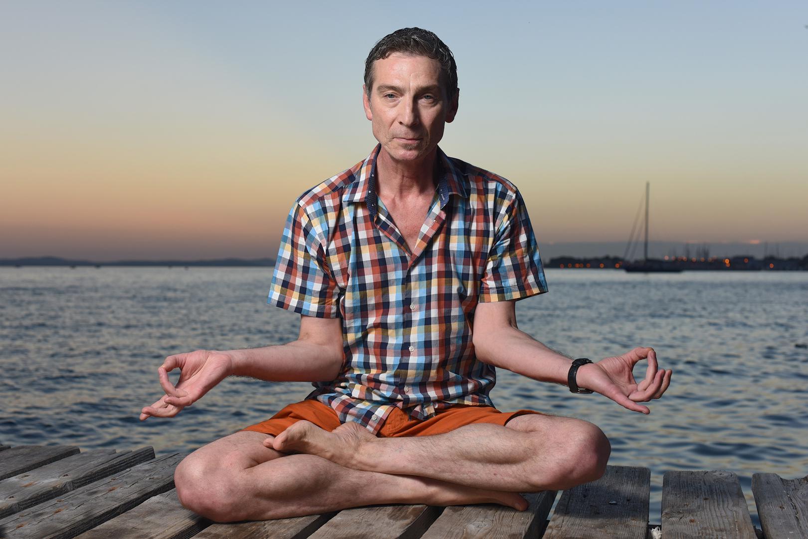 Pponekad se odmaknem od toga i odem u vrlo čvrste pokrete na vreći. No, ipak mislim da ono što me najviše drži u balansu jest joga i meditacija.  Ustvari, joga vam jest meditacija ako se radi kako treba. Najčešće moje potrebe uspiju zadovoljiti med, maslinovo ulje, sir, komad dobrog pršuta,  neko jaje, blitva s krumpirom, a nakon koncerta Žuja - rekao je glazbenik. 