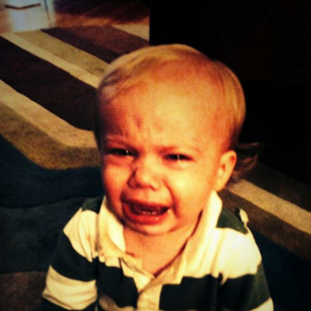 Dok jedan plače jer mu je zabranjena piva, drugi dječak plače jer mu nedaju da jede hranu za pse.
