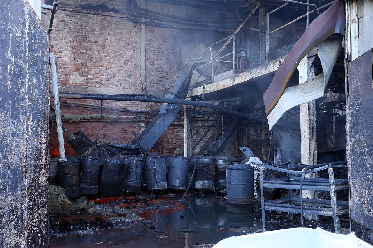 U skladistu poduzeca Urbar d.o.o. na adresi Radnicka cesta 173, bivsi Chromos, doslo je do pozara skladista i 20-ak boca nepoznatog sadrzaja