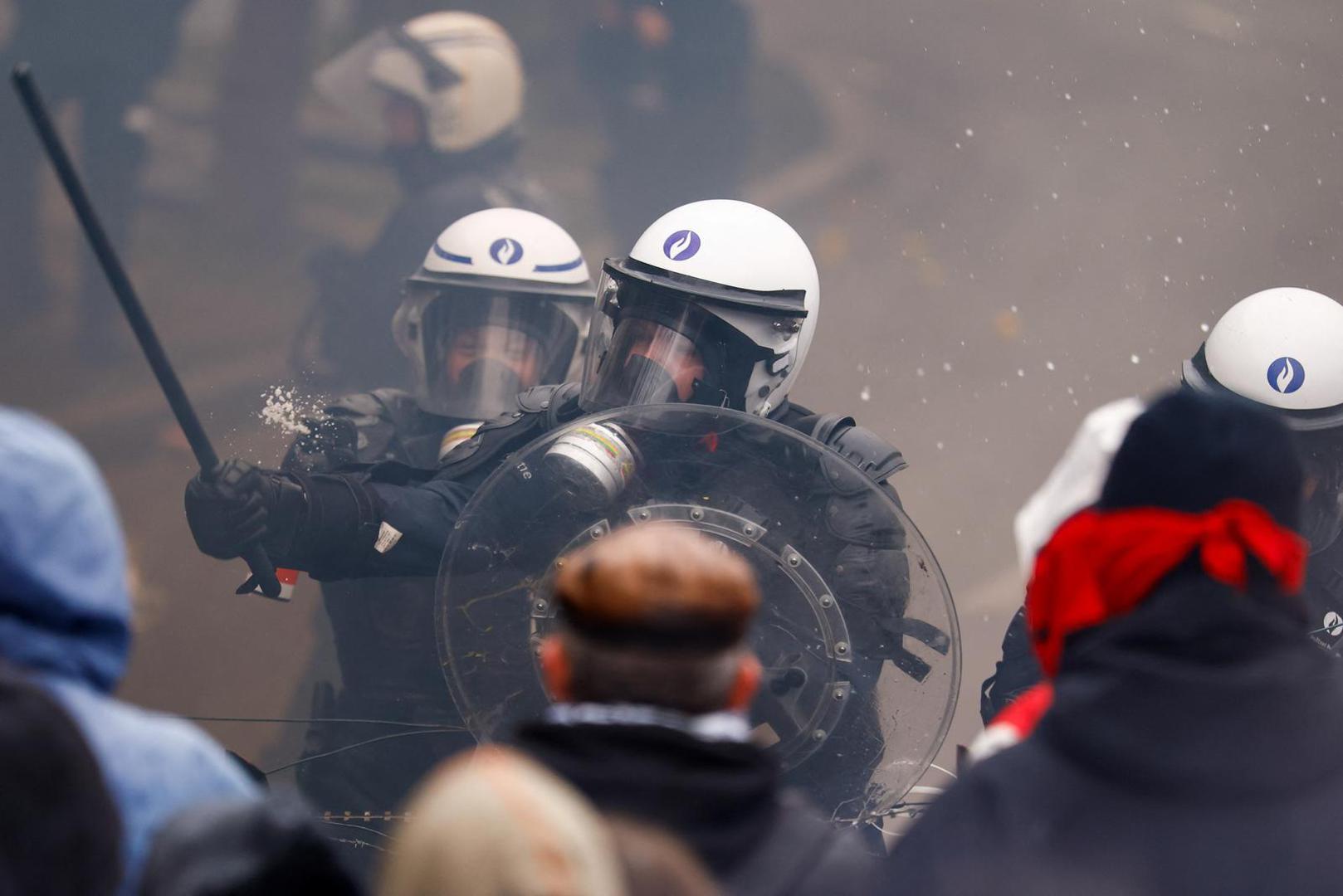 A riot police officer wields a baton as they confront demonstrators, at a national strike by workers and trade union members, who are demanding stronger public services in Brussels, Belgium February 13, 2025. REUTERS/Stephanie Lecocq Photo: STEPHANIE LECOCQ/REUTERS