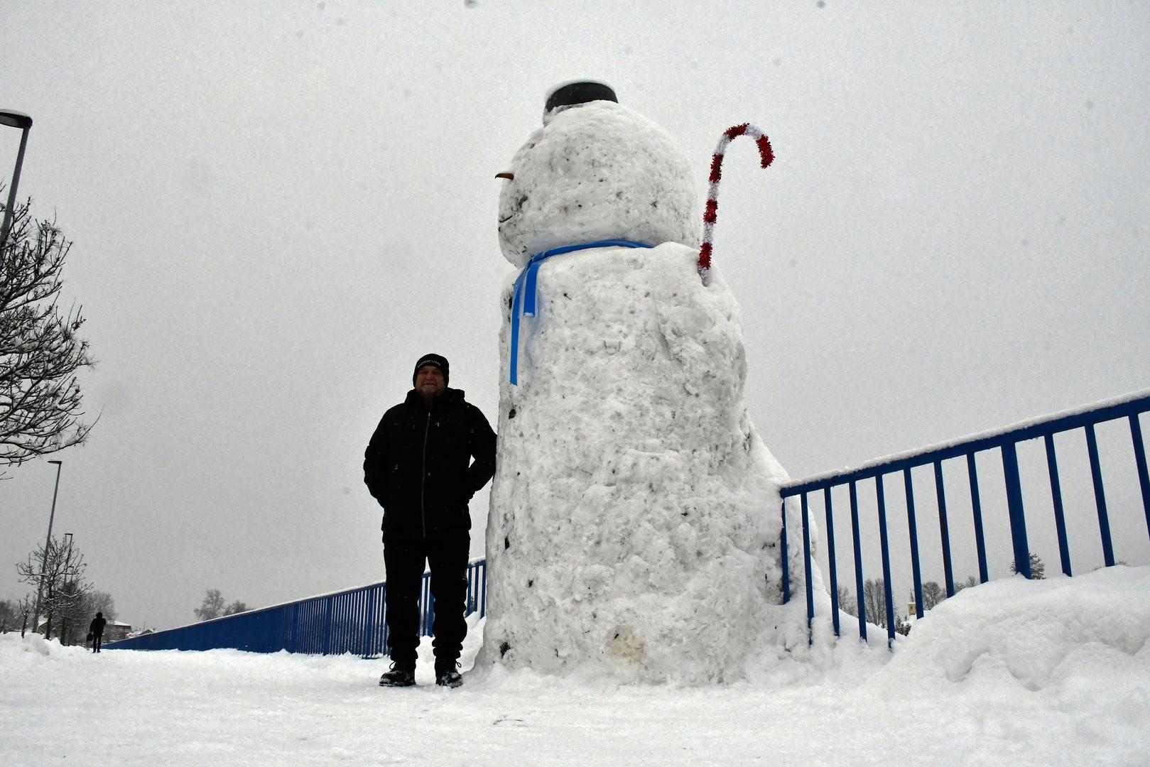 Ideja je krenula još za Božić, kada je započeo Božićni projekt kako bi razveselio najmlađe, a kasnije je odlučio napraviti i snješka.