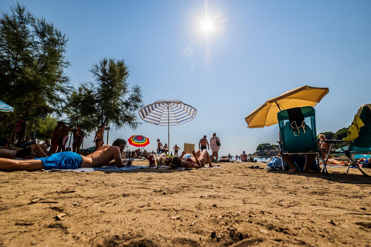 Split: Domaći i turisti na plaži Firule potražili osvježenje od velikih vrućina