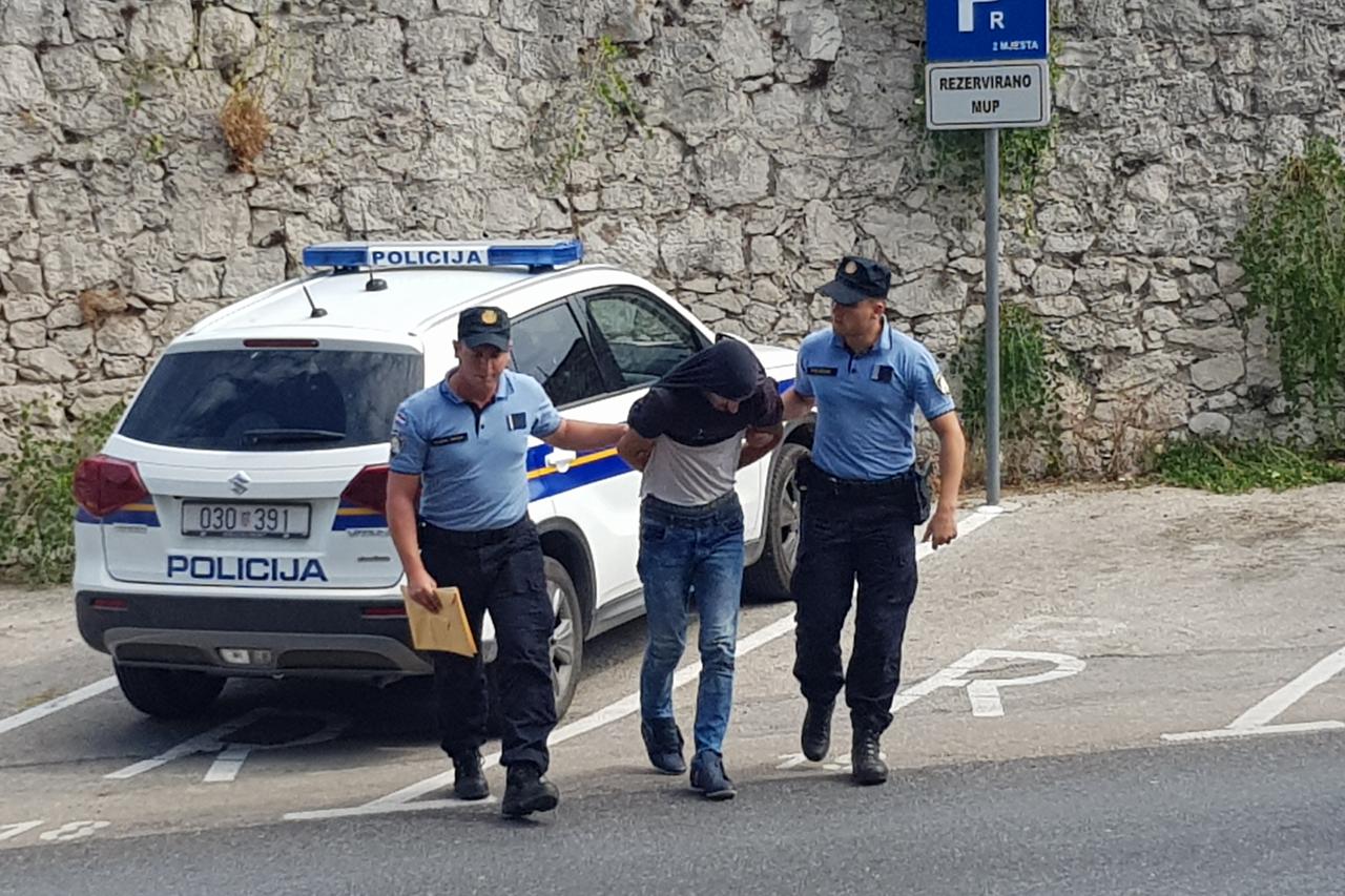 Dubrovnik: Privođenje osumnjičenih za prenošenje 340 kg marihuane preko granice