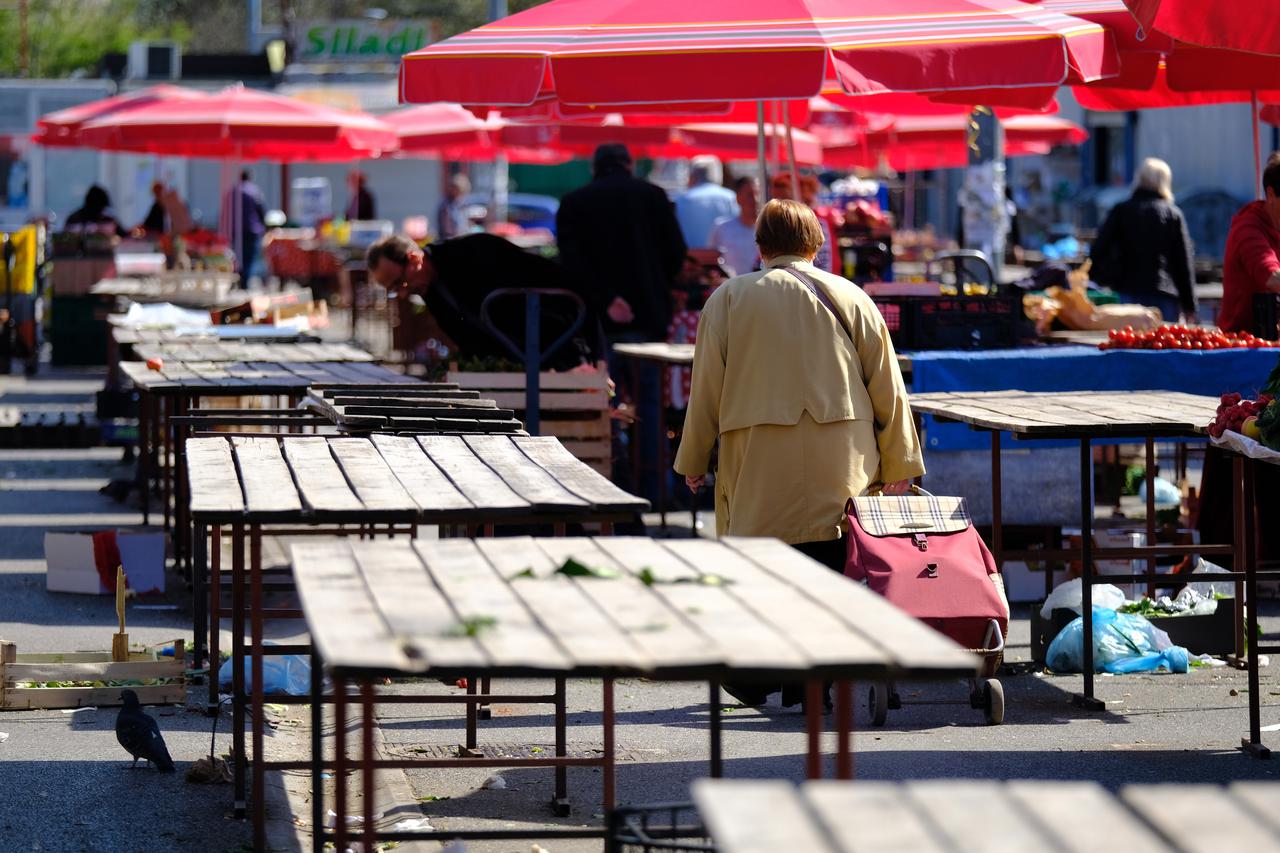 Produljeno radno vrijeme na zagrebačkim tržnicama, a kupaca nema