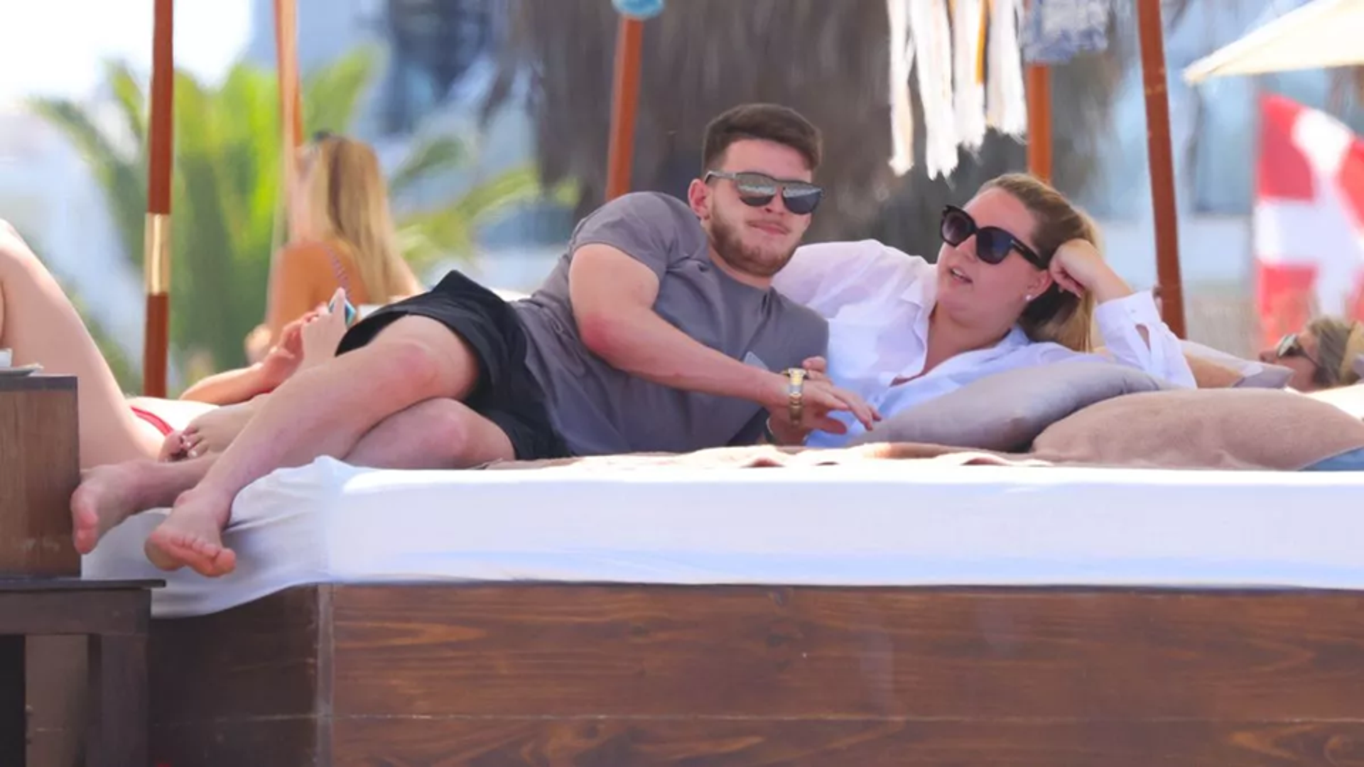 Declan Rice (25) i Lauren Fryer (25) primjer su ljubavi koja traje još od tinejdžerskih dana. Upoznali su se u školi i započeli vezu kada su oboje imali samo 17 godina. Od tada su nerazdvojni, a Lauren je bila Declanovo čvrsto uporište tijekom cijele njegove karijere – od debija u West Hamu do unosnog transfera u Arsenal vrijednog više desetaka milijuna eura.