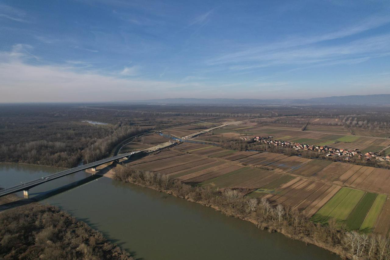 Fotografije iz zraka mosta na Savi kod Gradiške