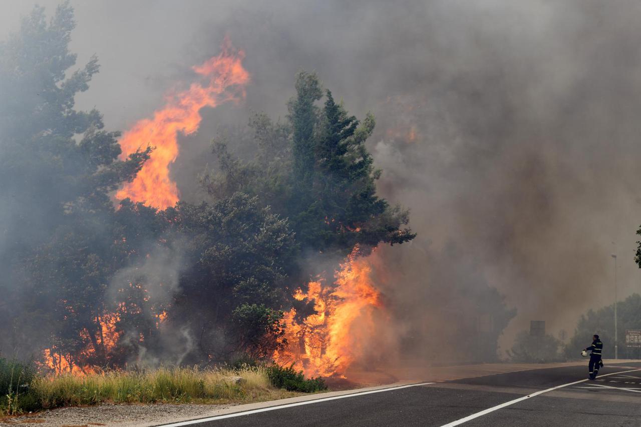 Jak vjetar otežava gašenje požara koji je planuo kod Grebaštice, kanaderi i air tractori u akciji, evakuiraju se stanovnici
