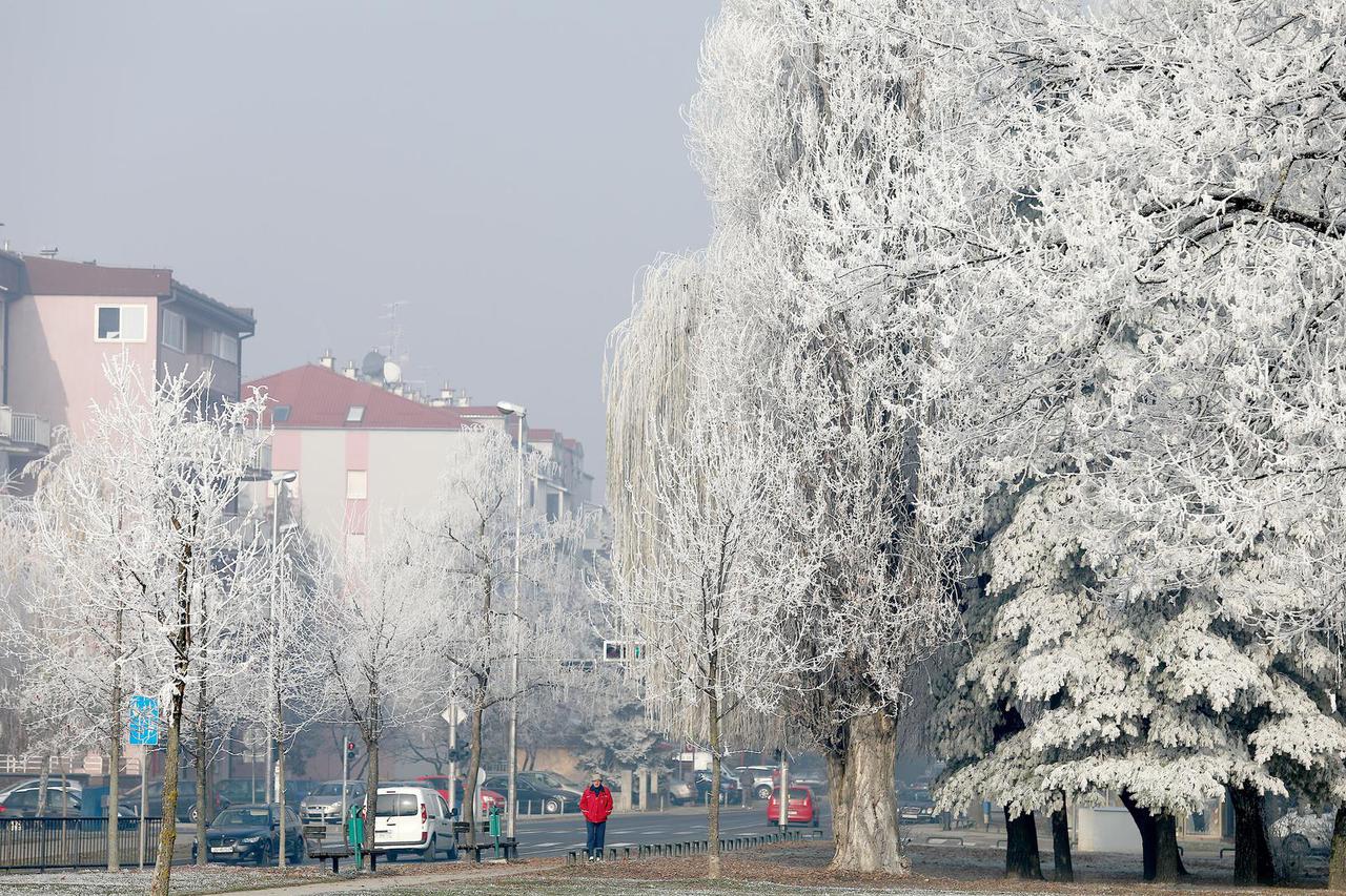 Zagreb: Sunce obasjalo bajkovite prizore drve?a prekrivenog injem