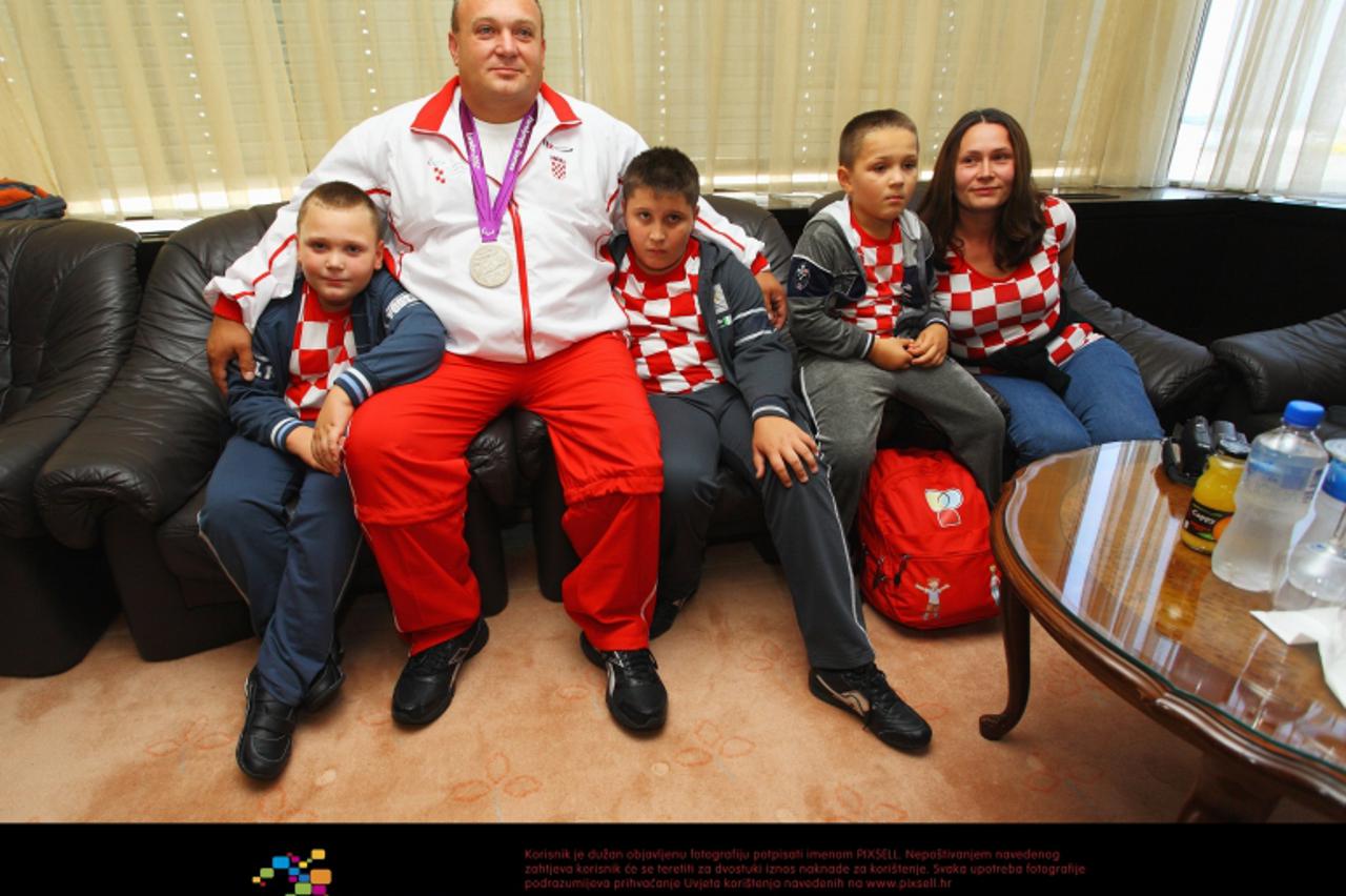 'Peking, 10.09.2008 - Hrvatski paraolimpijac Darko Kralj osvojio je zlatnu paraolimpijsku medalju u bacanju kugle u kategoriji F42 na Paraolimpijskim igrama u Pekingu. Darko Kralj (37), koji ima natko