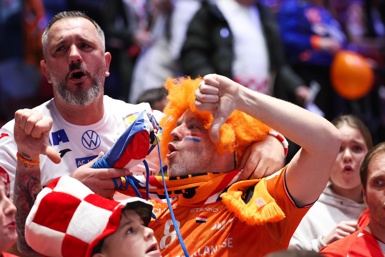 Glasna podrška s tribina ne jenjava, a navijači se nadaju novoj pobjedi Hrvatske i uspješnom nastavku prvenstva.