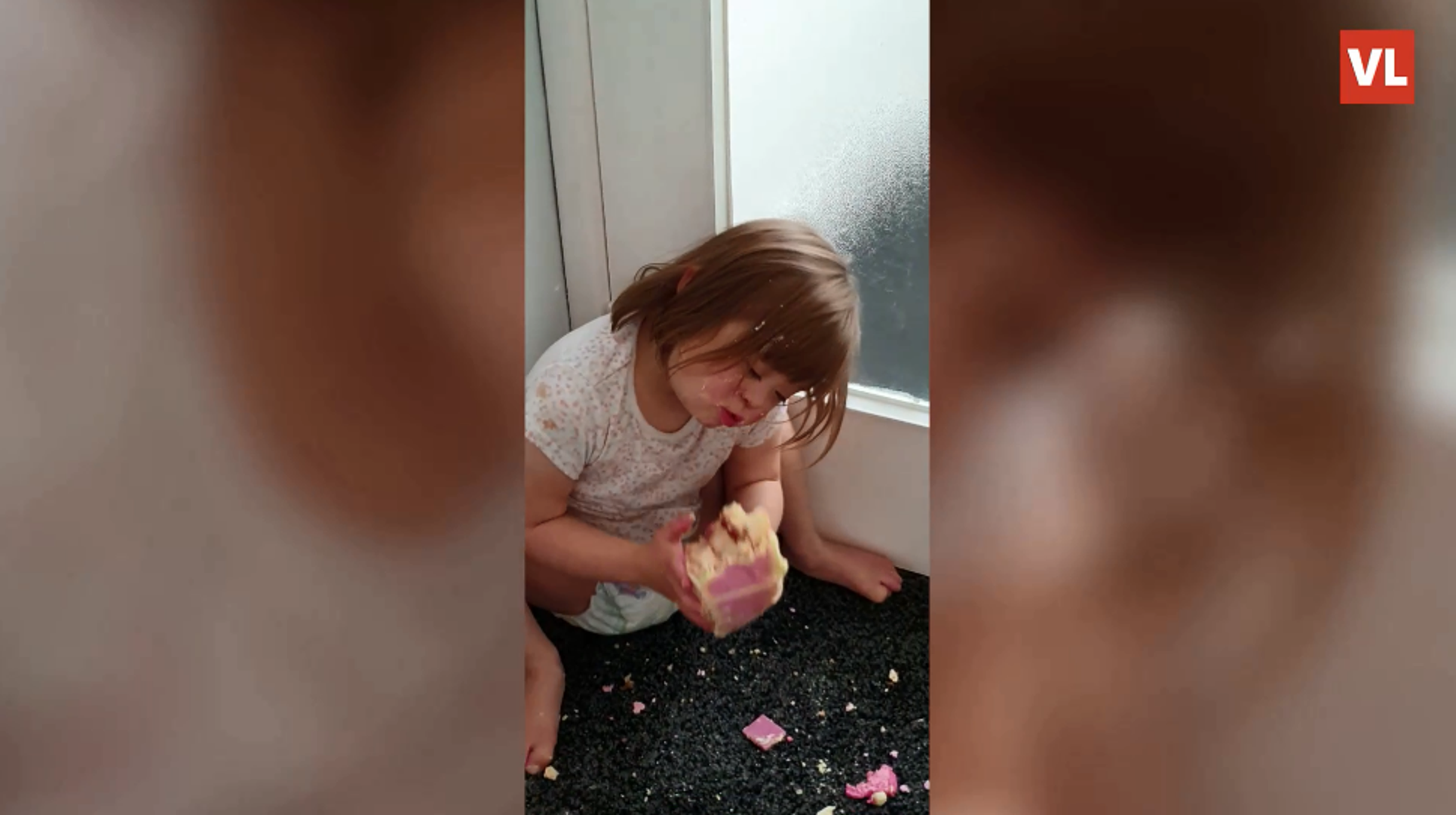 Rođendanska torta za mamin 50. rođendan bila je preveliki mamac za petogodišnju djevojčicu koja je slasticu naumila cijelu sama pojesti. Bethany Pitcaithly Nelson maznula je tortu sa stola iz dnevne sobe pa navalila na nju sjedeći u hodniku njihove kuće u Auchtermuchty u Škotskoj.