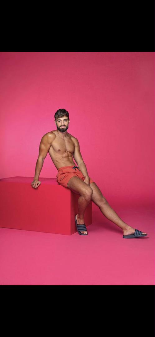 "Otkako sam čuo da se kod nas snima Love Island Adria, razmišljao sam o prijavi. Sviđa mi se atmosfera, mislim da mi ovo baš odgovara. Mislim da će mi se svidjeti ljudi, djevojke, pokušat ću pronaći ljubav. Otvoren sam za sva iskustva", otkrio je Stefan. Za oko su mu zapele Drina i Loren, otkriva, a Drina mu je najsimpatičnija zbog njezine, kaže – 'cvjetne energije'.